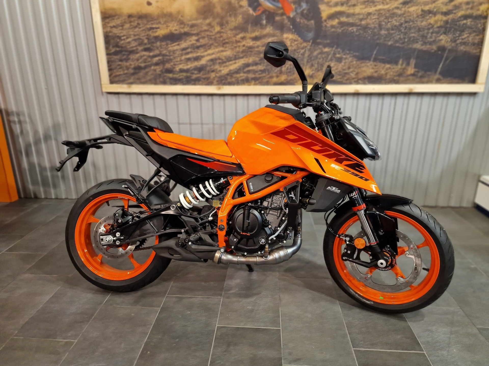 KTM 390 Duke-showroom-element-3