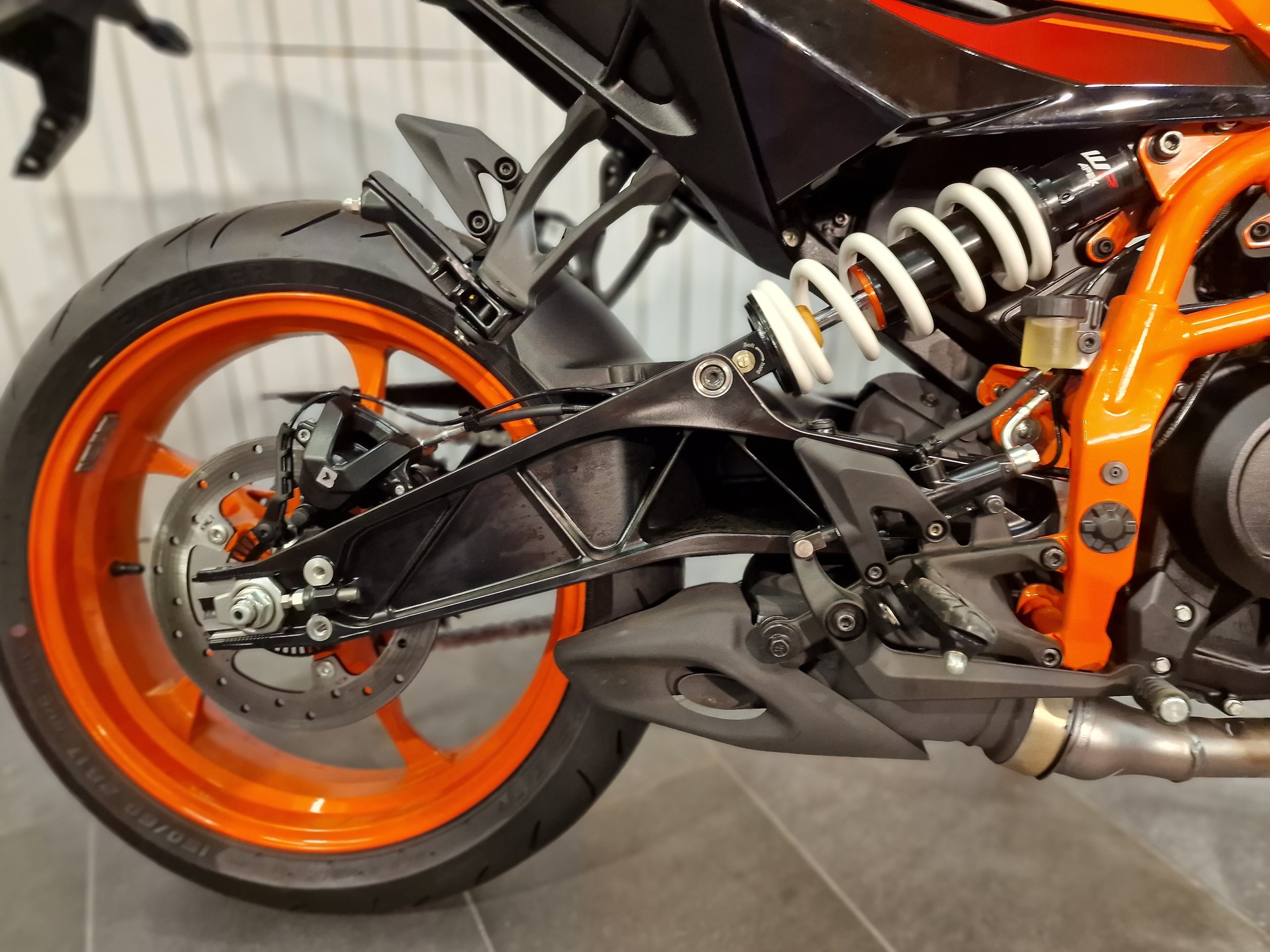 KTM 390 Duke-showroom-element-2