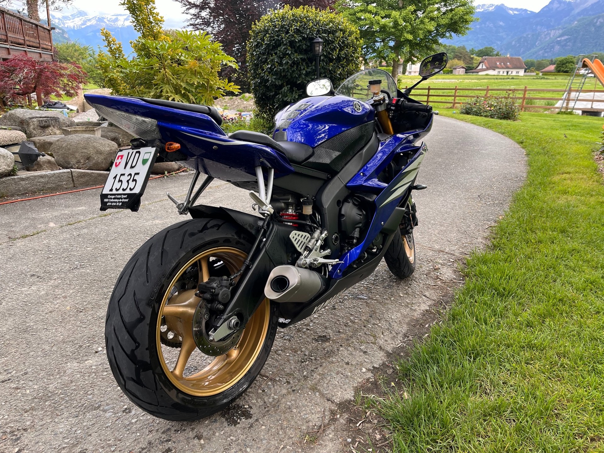 Yamaha R6 blau und weiß