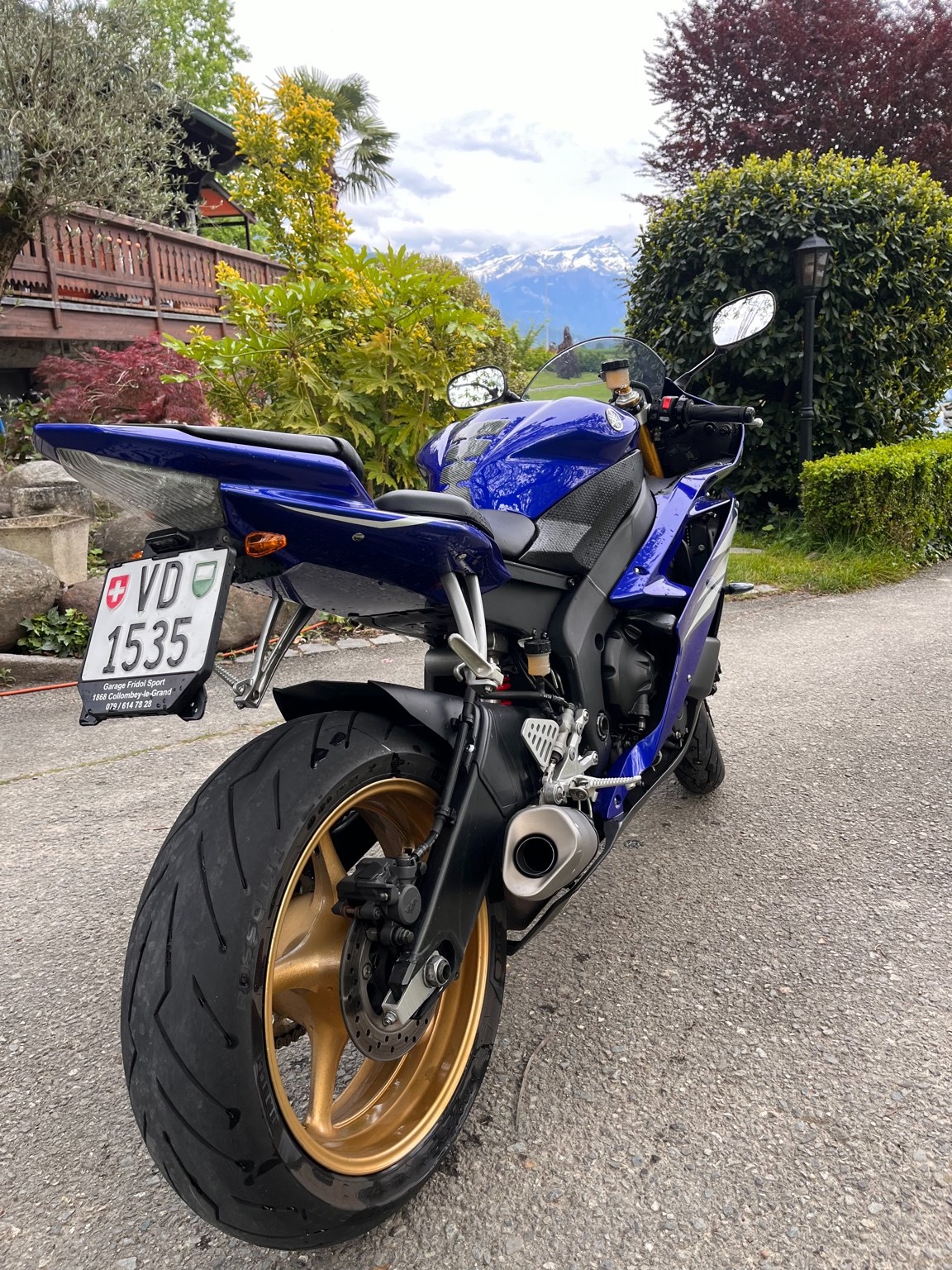 Yamaha R6 blau und weiß