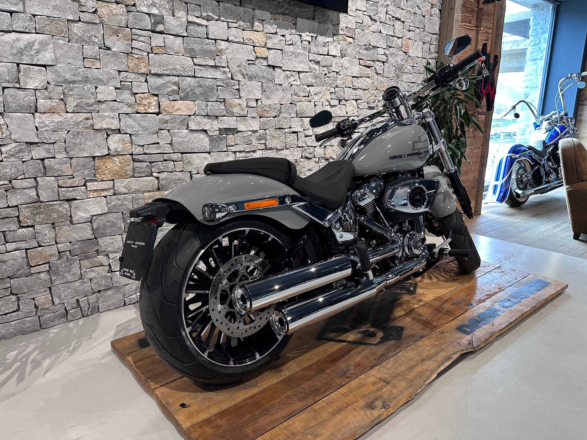 HARLEY-DAVIDSON Breakout-image-2