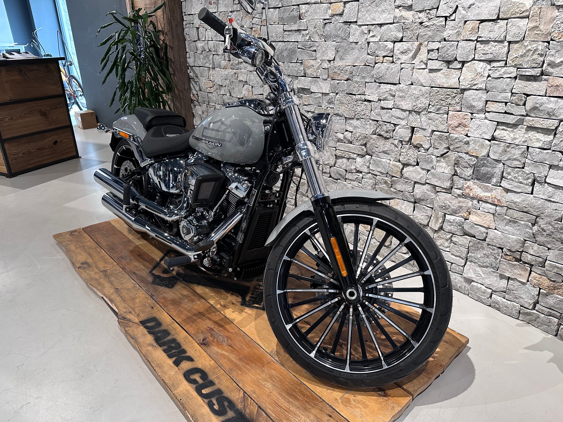 HARLEY-DAVIDSON Breakout-showroom-element-1