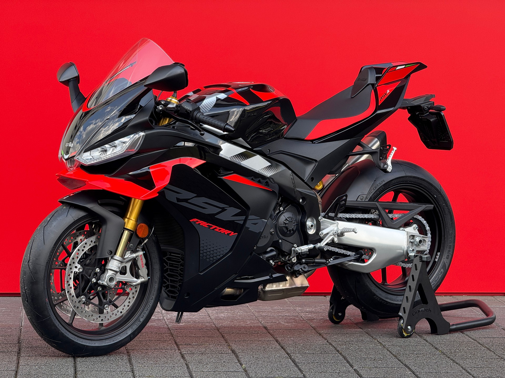 APRILIA RSV4 1100 Factory E5+-showroom-element-1