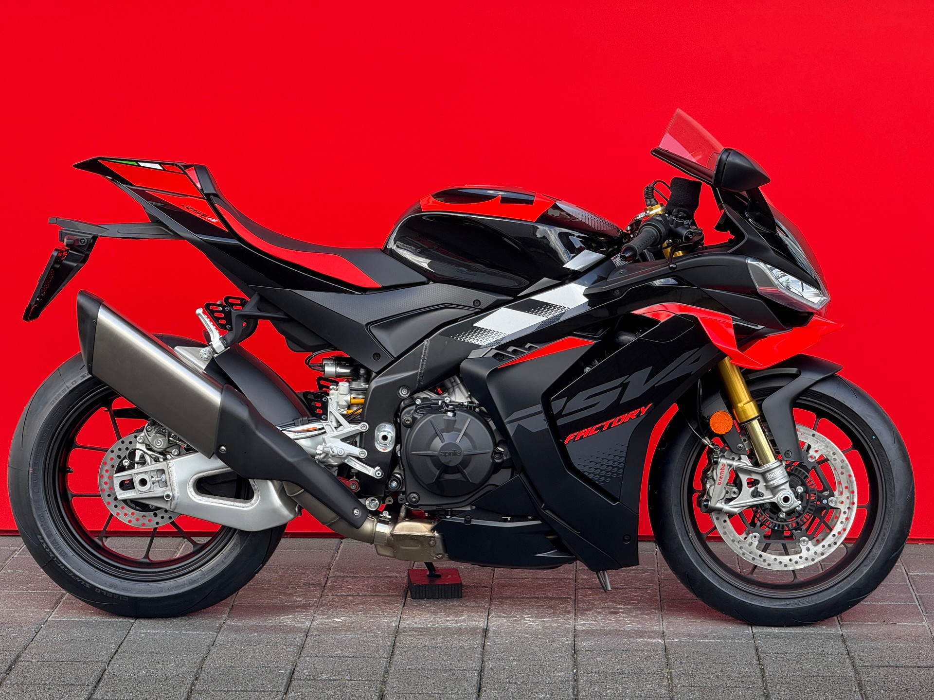 APRILIA RSV4 1100 Factory E5+-showroom-element-2