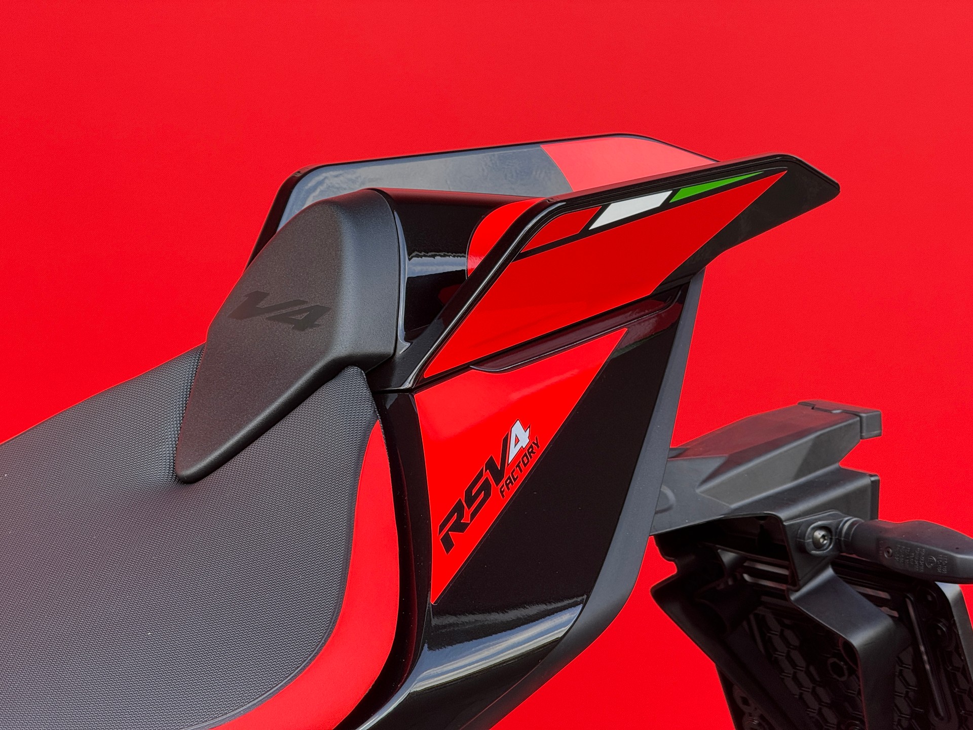 APRILIA RSV4 1100 Factory E5+-showroom-element-3