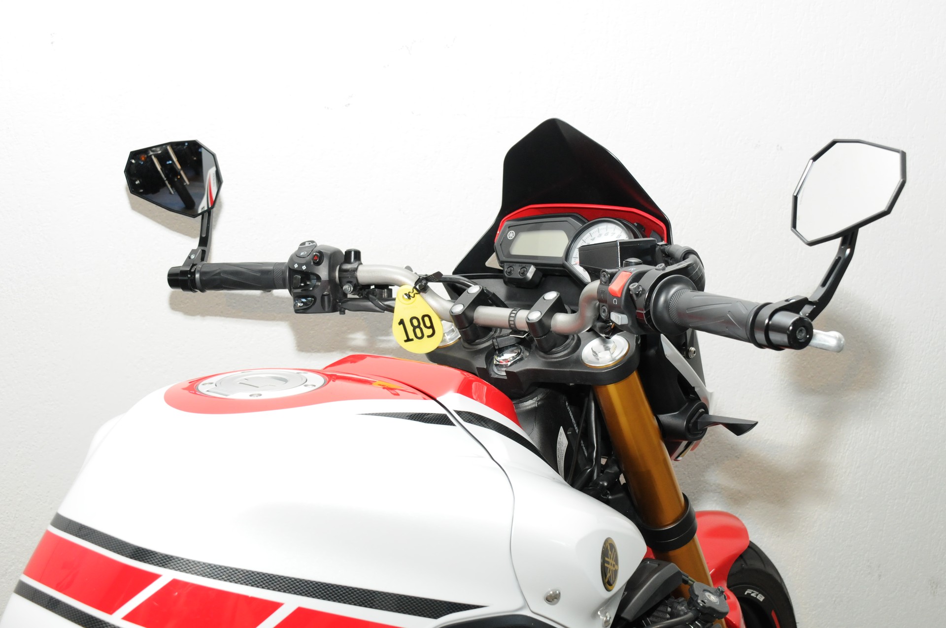 YAMAHA FZ8 N ABS-showroom-element-3
