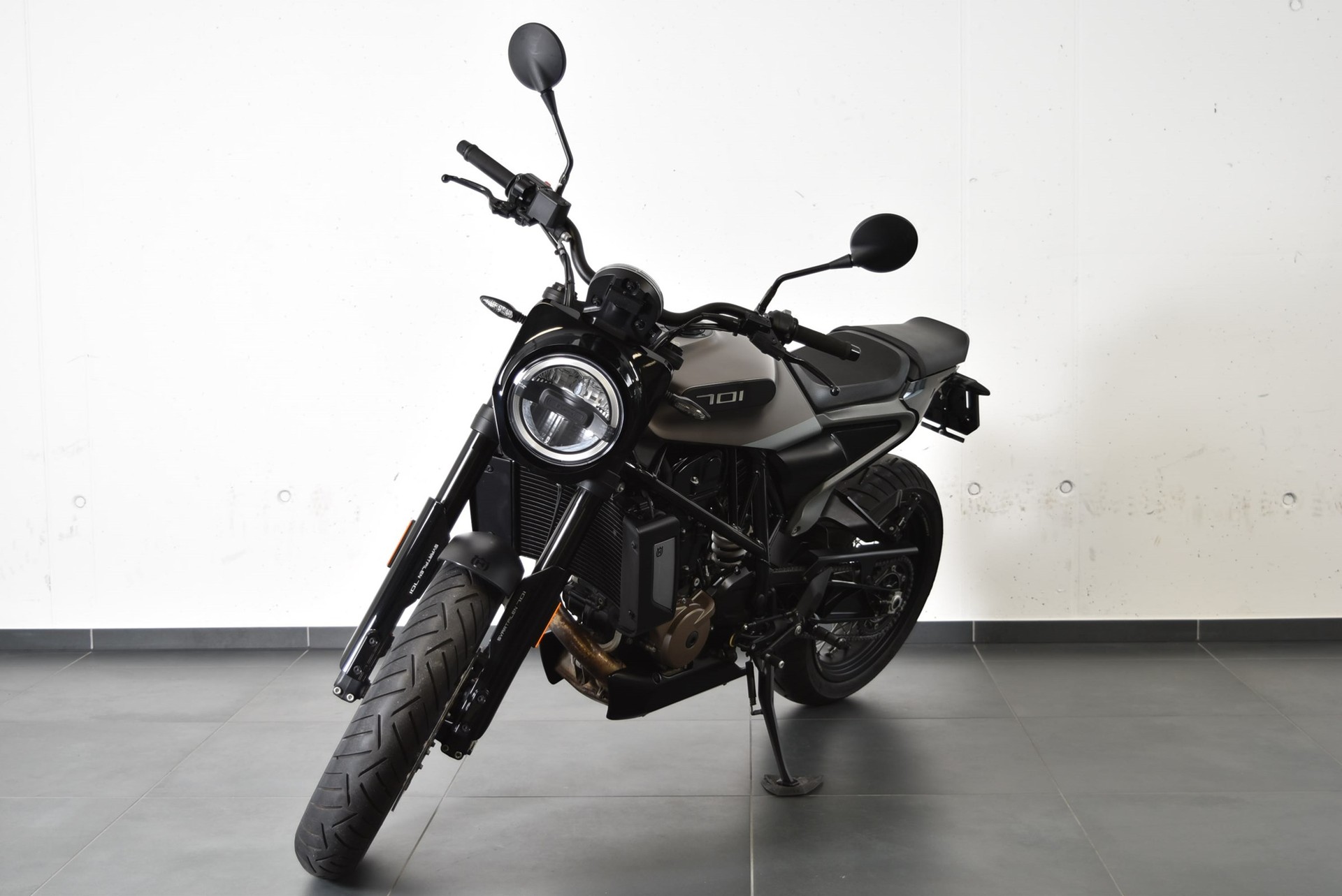 HUSQVARNA SVARTPILEN 701-showroom-element-1