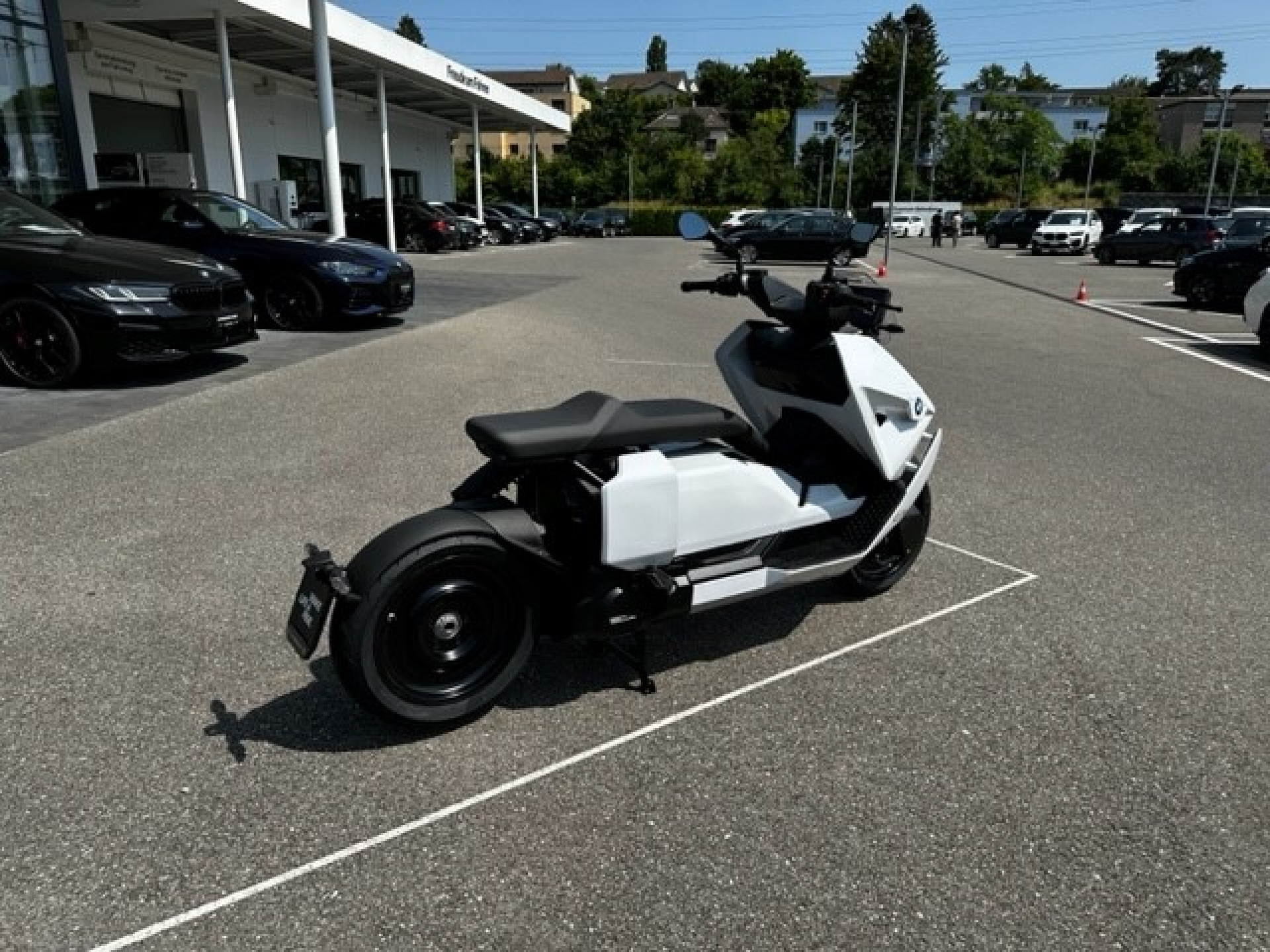 BMW CE 04-showroom-element-3