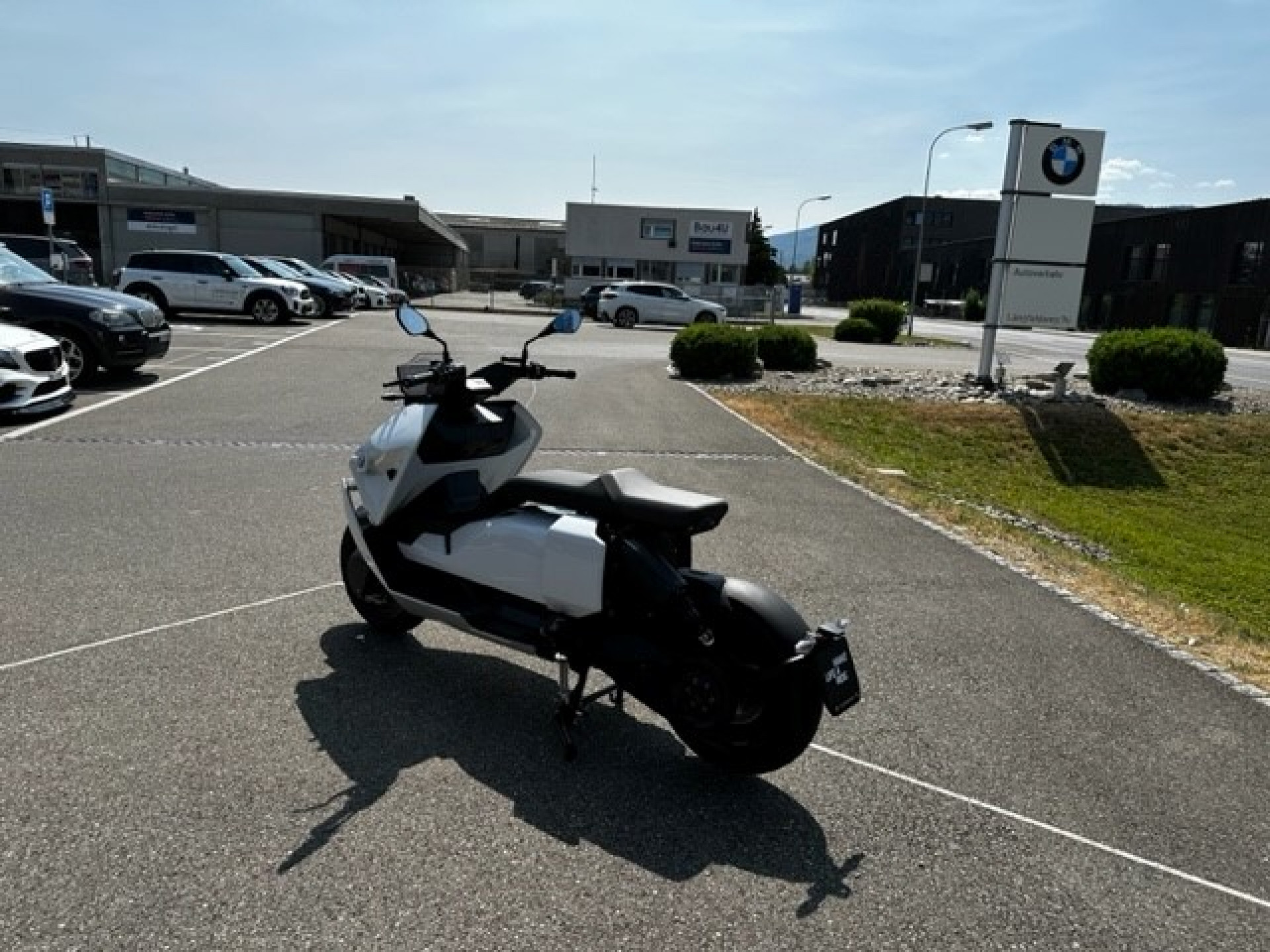 BMW CE 04-showroom-element-1