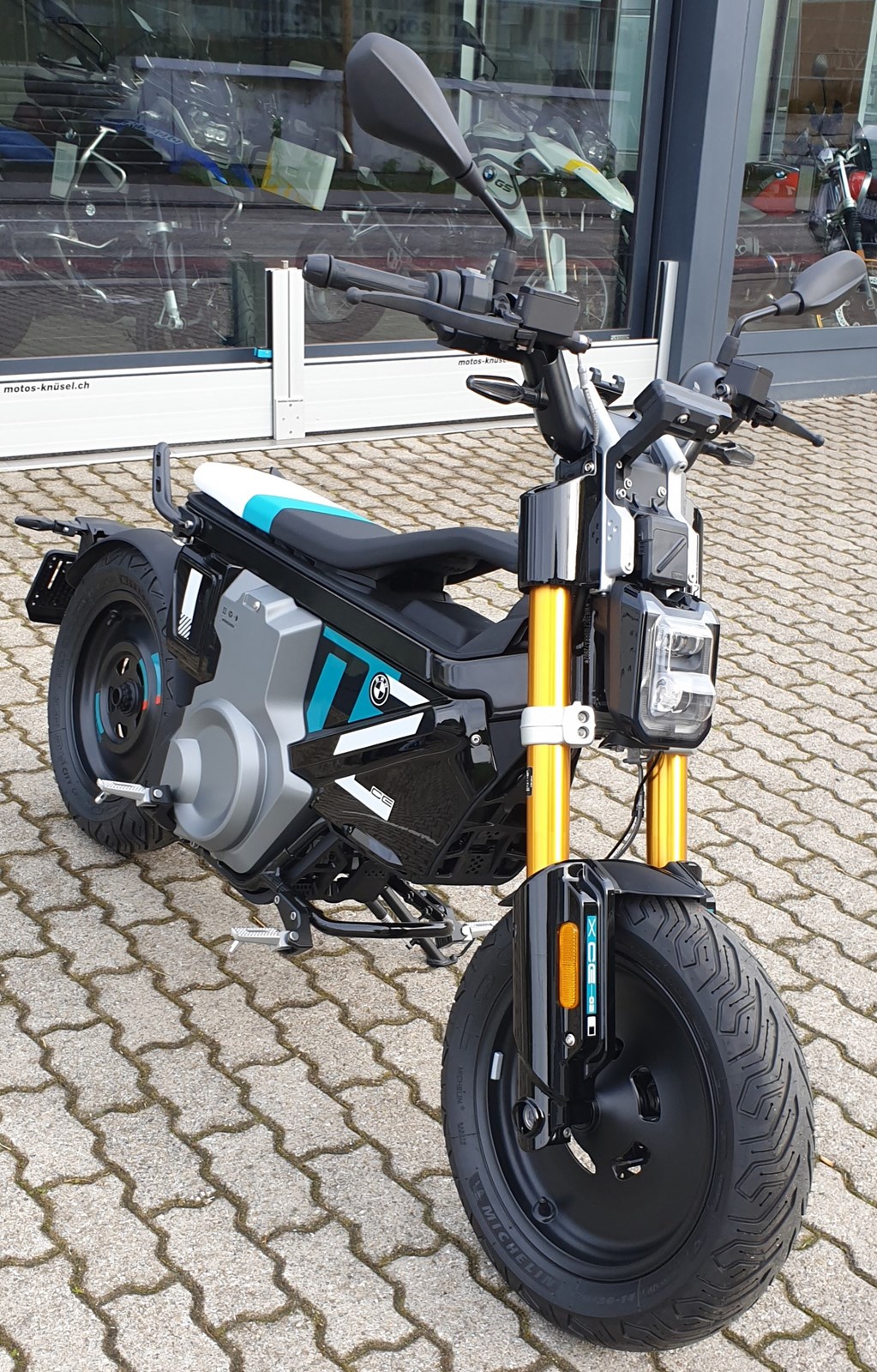BMW CE 02 Highline-showroom-element-1