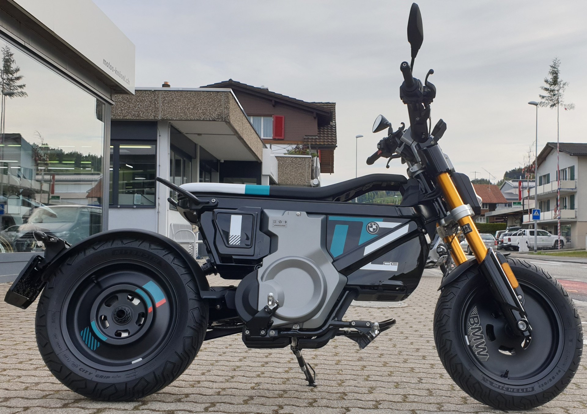 BMW CE 02 Highline-showroom-element-3