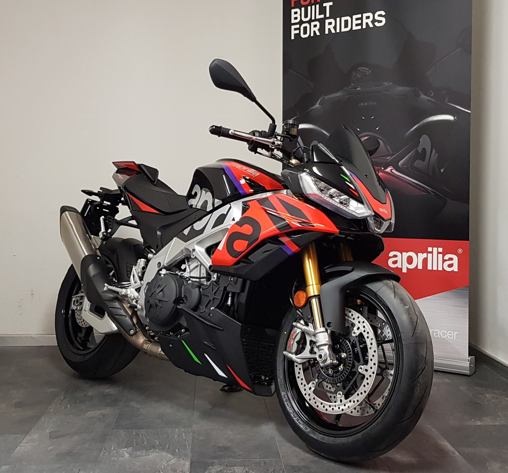 APRILIA Tuono V4 1100 Factory-image-0