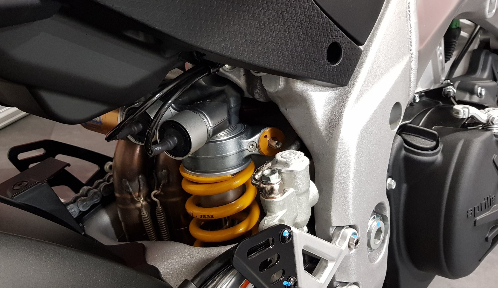 APRILIA Tuono V4 1100 Factory-image-5