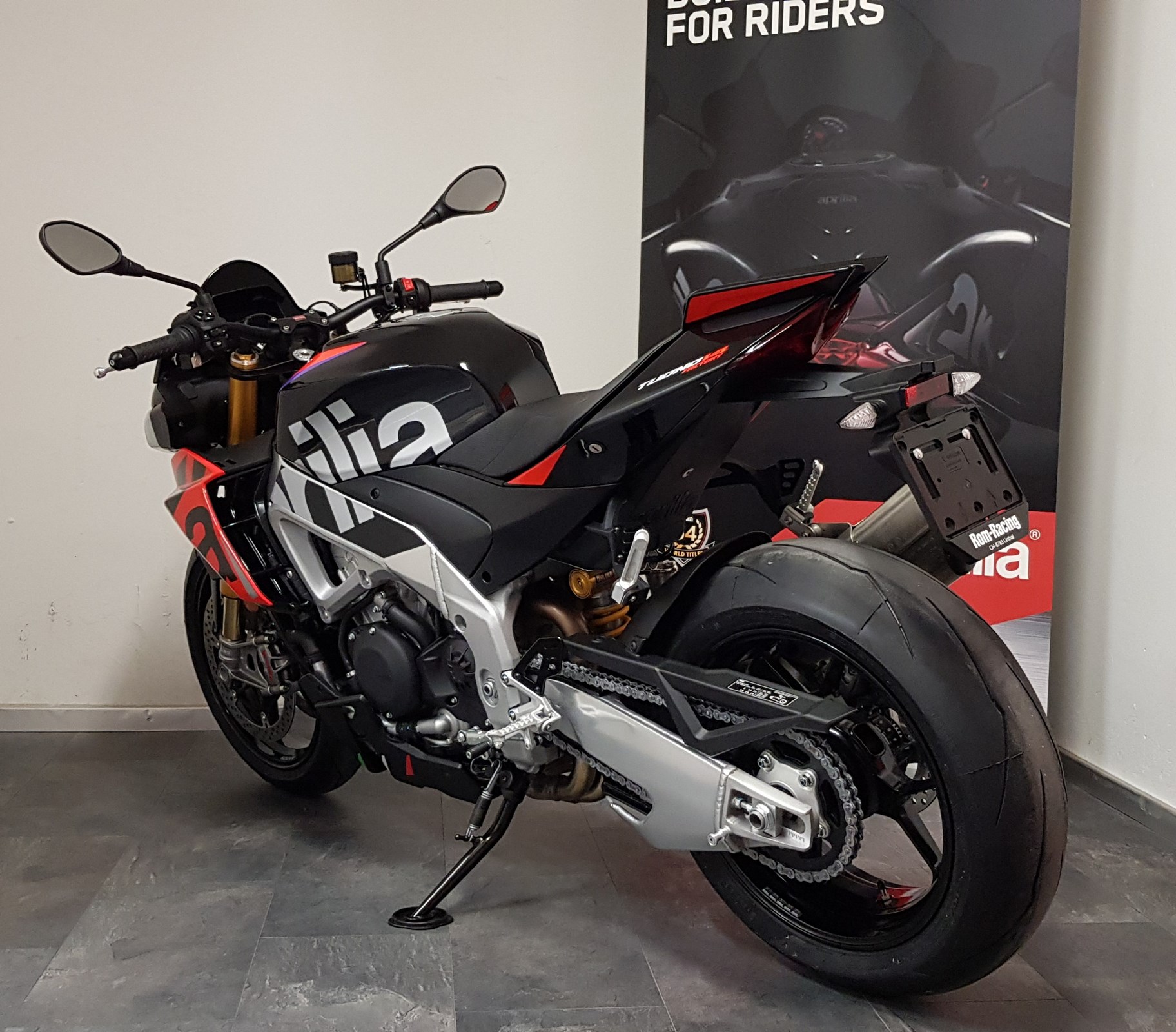 APRILIA Tuono V4 1100 Factory-image-2