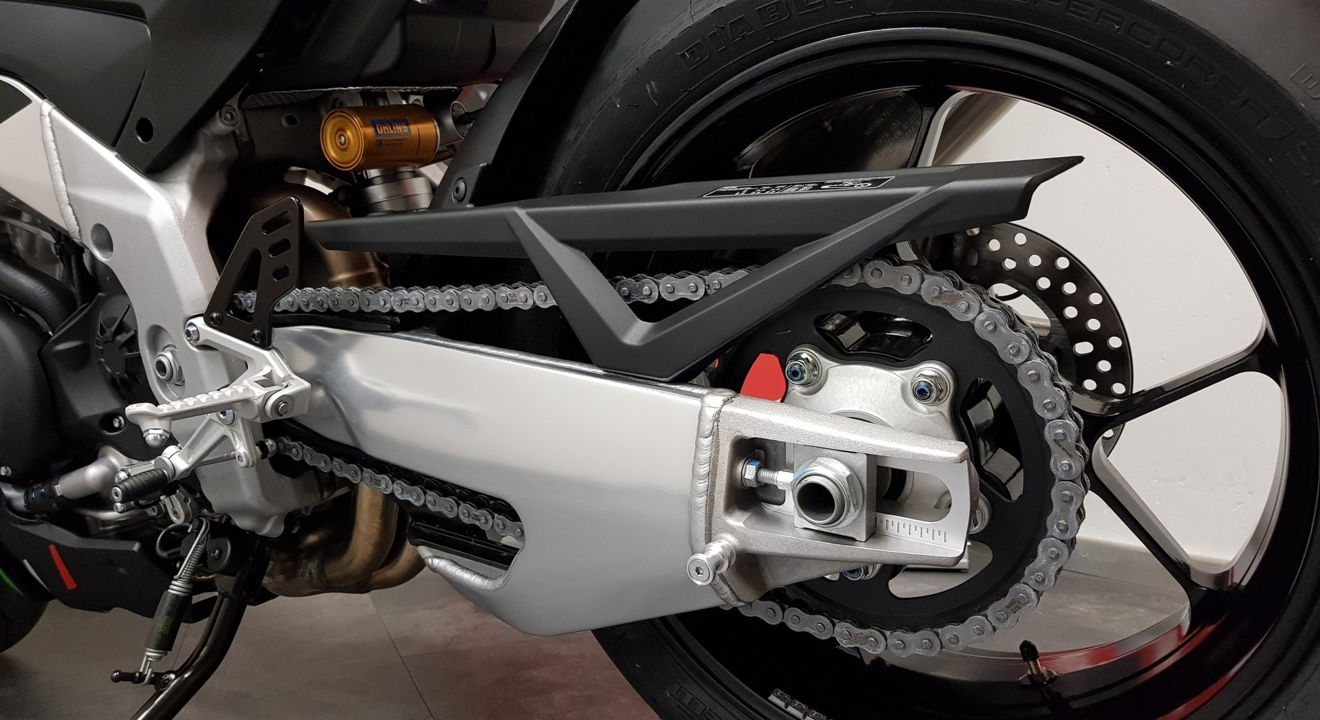 APRILIA Tuono V4 1100 Factory-image-6