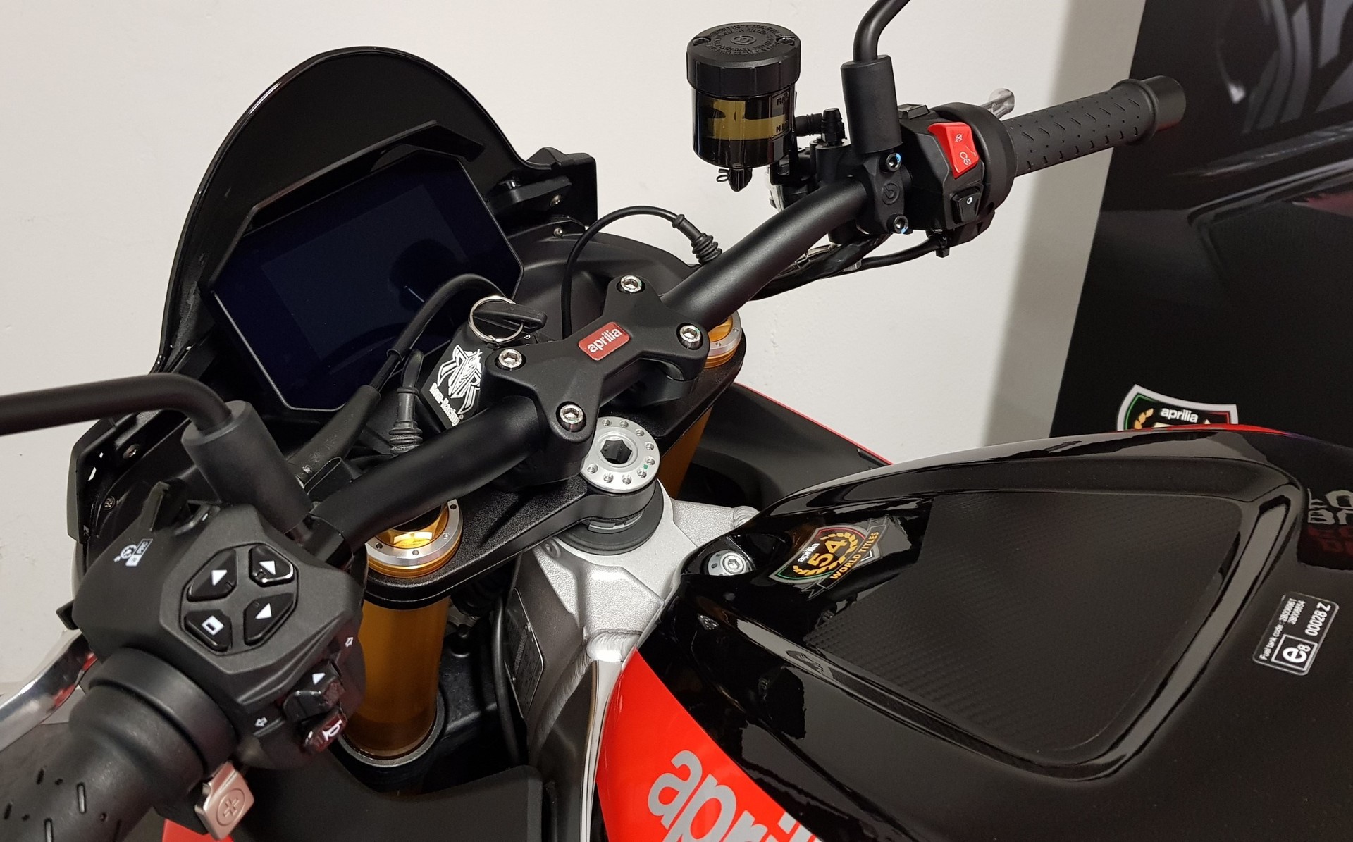 APRILIA Tuono V4 1100 Factory-image-7