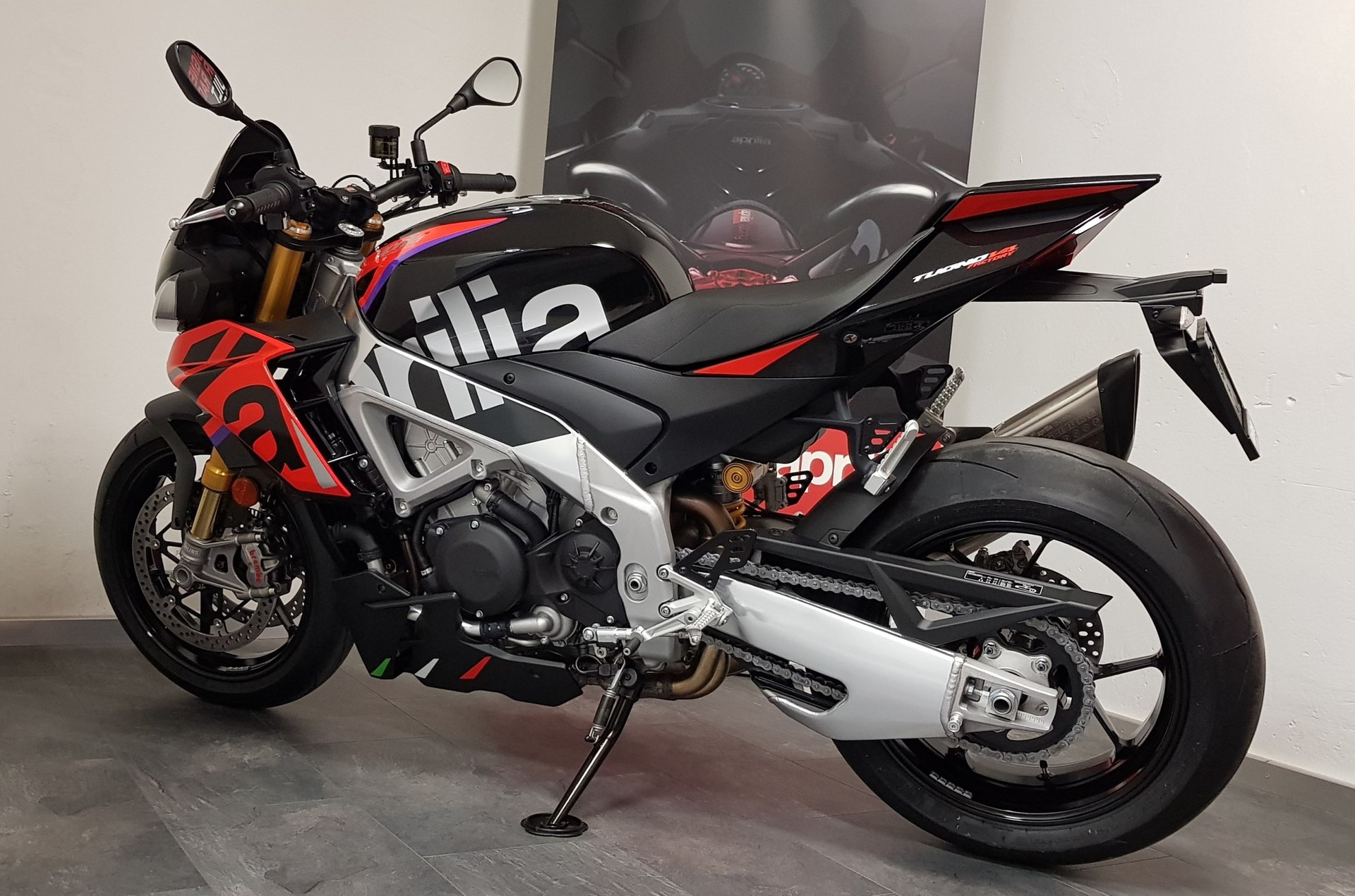 APRILIA Tuono V4 1100 Factory-image-3