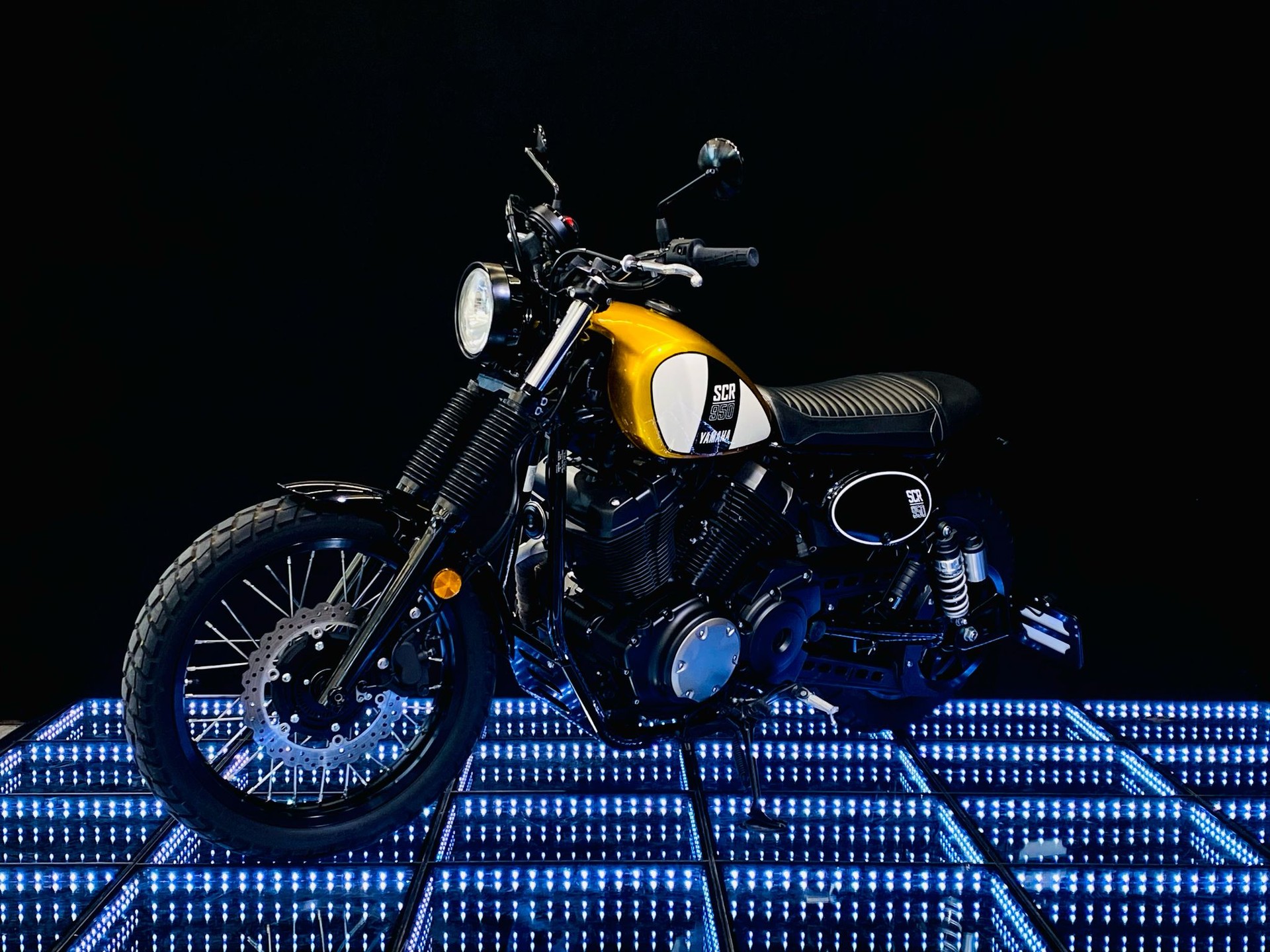 YAMAHA SCR 950 ABS **limited edt. Nr. 5/10**-showroom-element-2