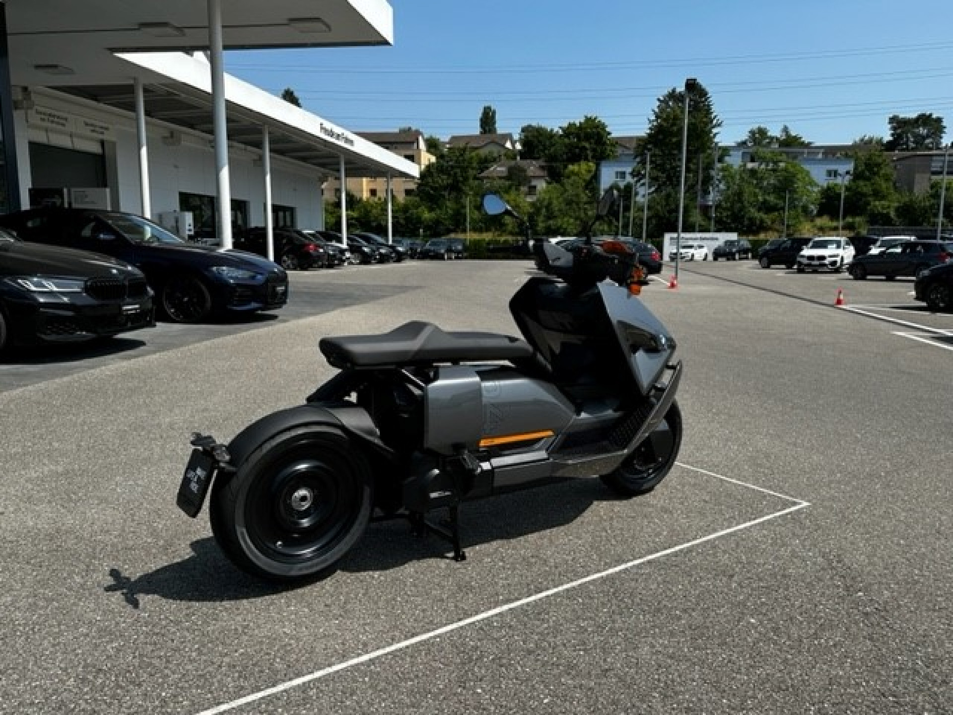 BMW CE 04 Avantgarde-showroom-element-3