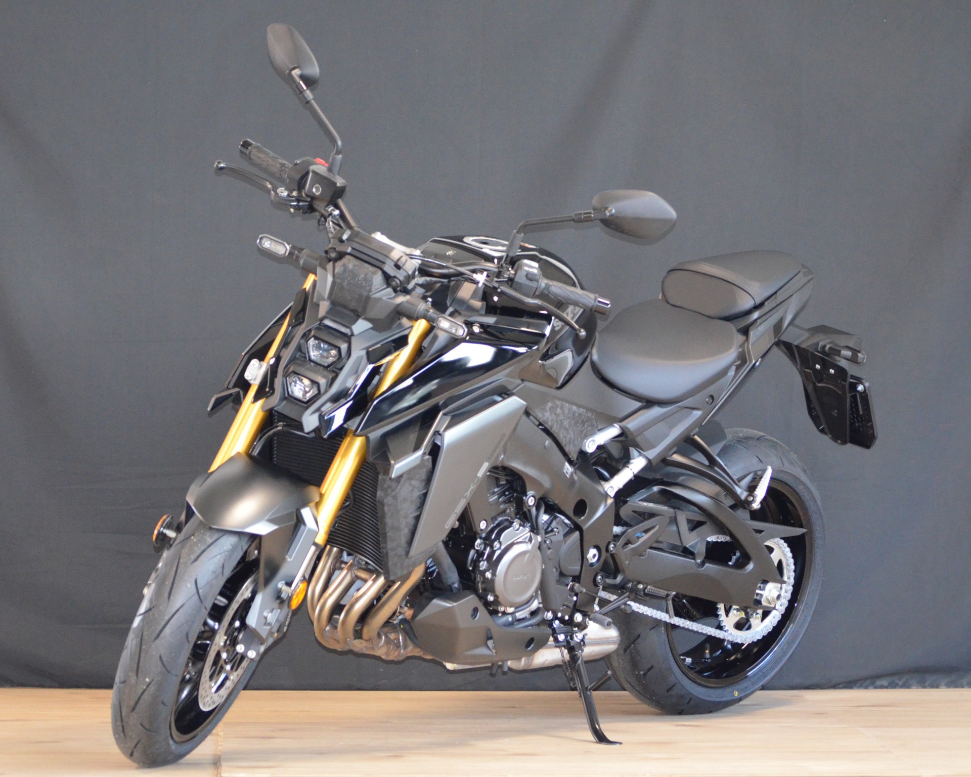 SUZUKI GSX-S 1000-showroom-element-1