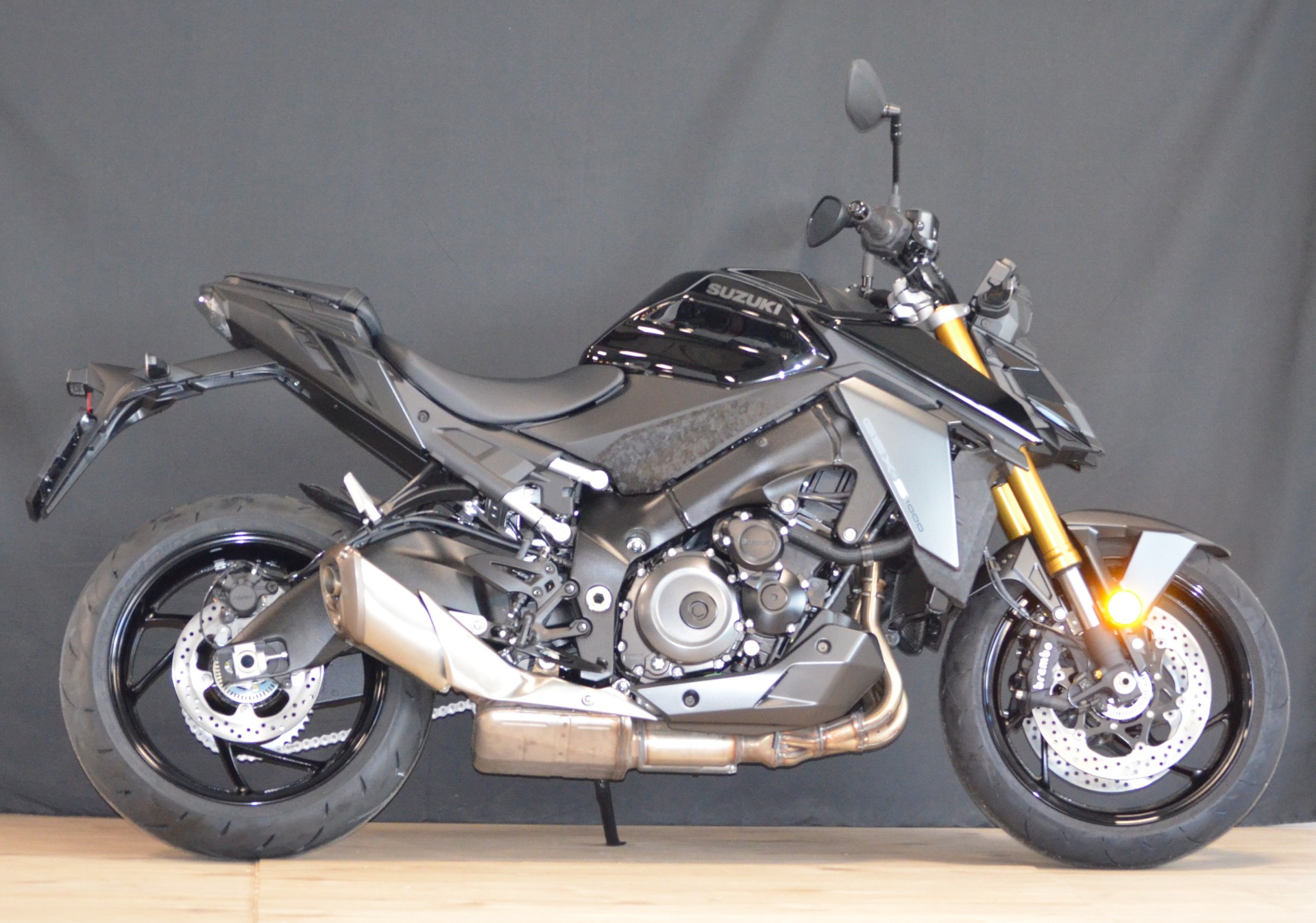 SUZUKI GSX-S 1000-showroom-element-3