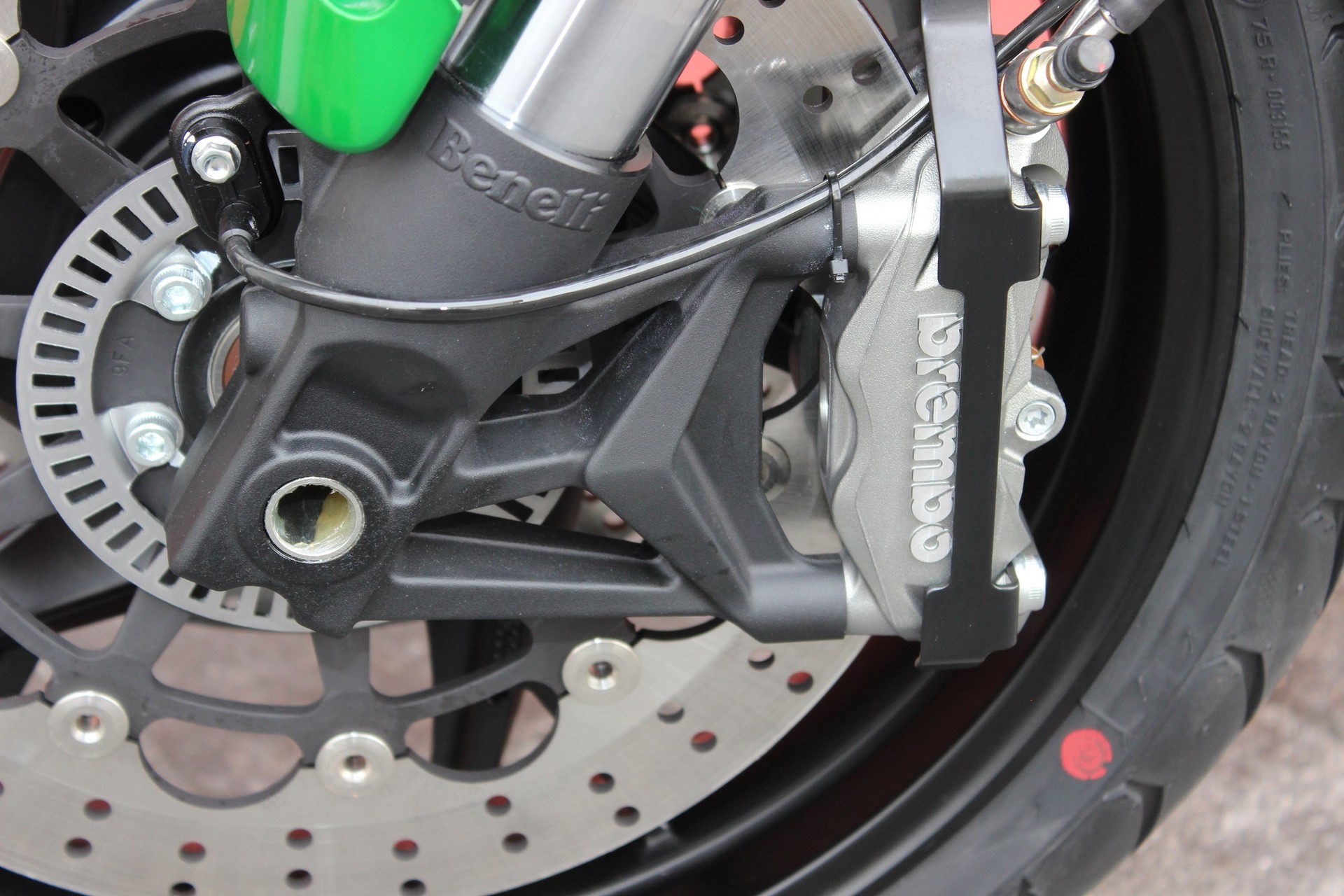BENELLI 752S-showroom-element-2