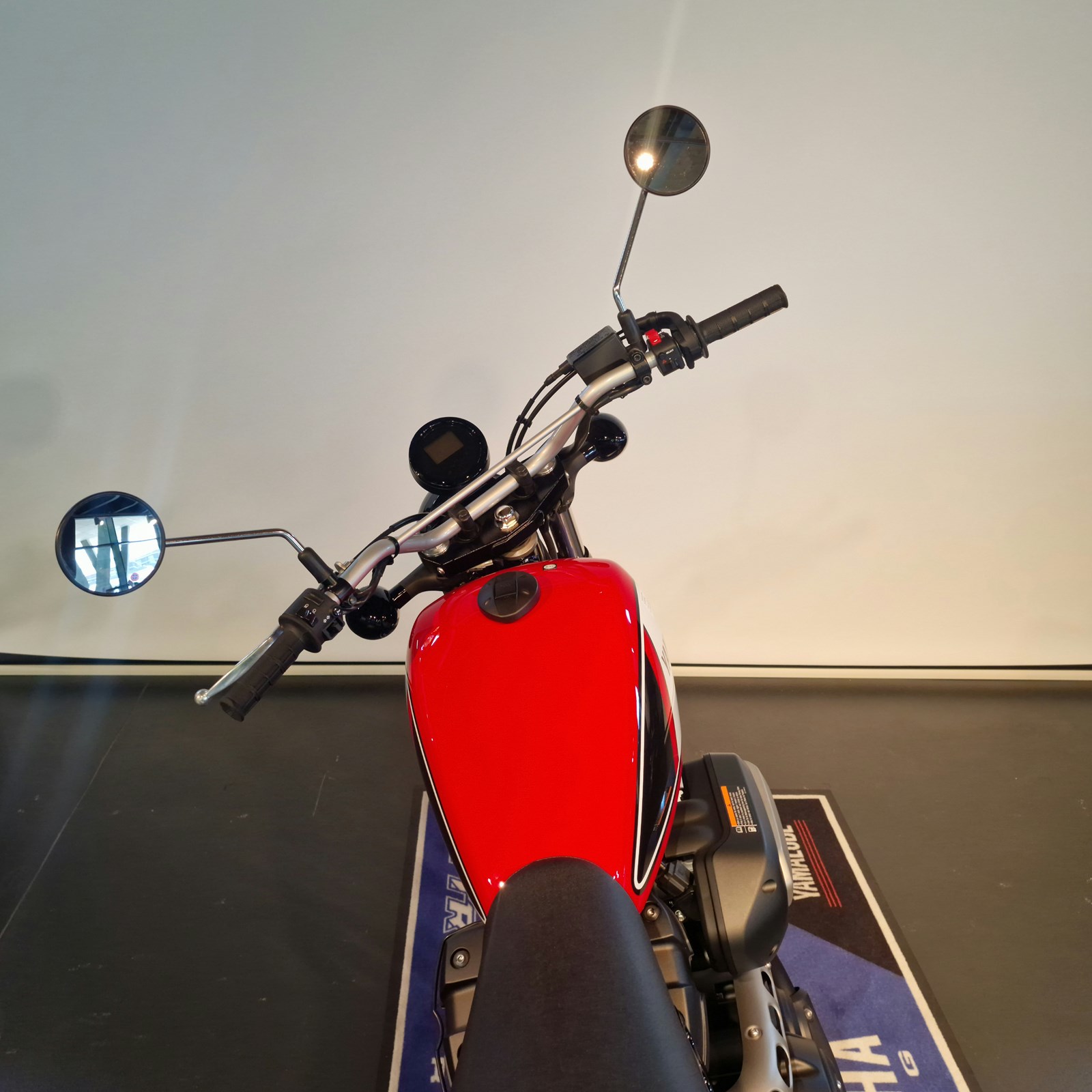 YAMAHA SCR 950 ABS-showroom-element-3