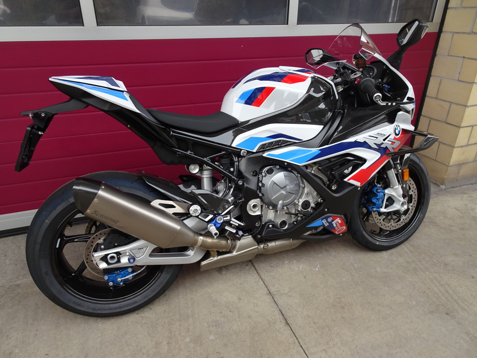 BMW M 1000 RR Competition-showroom-element-3