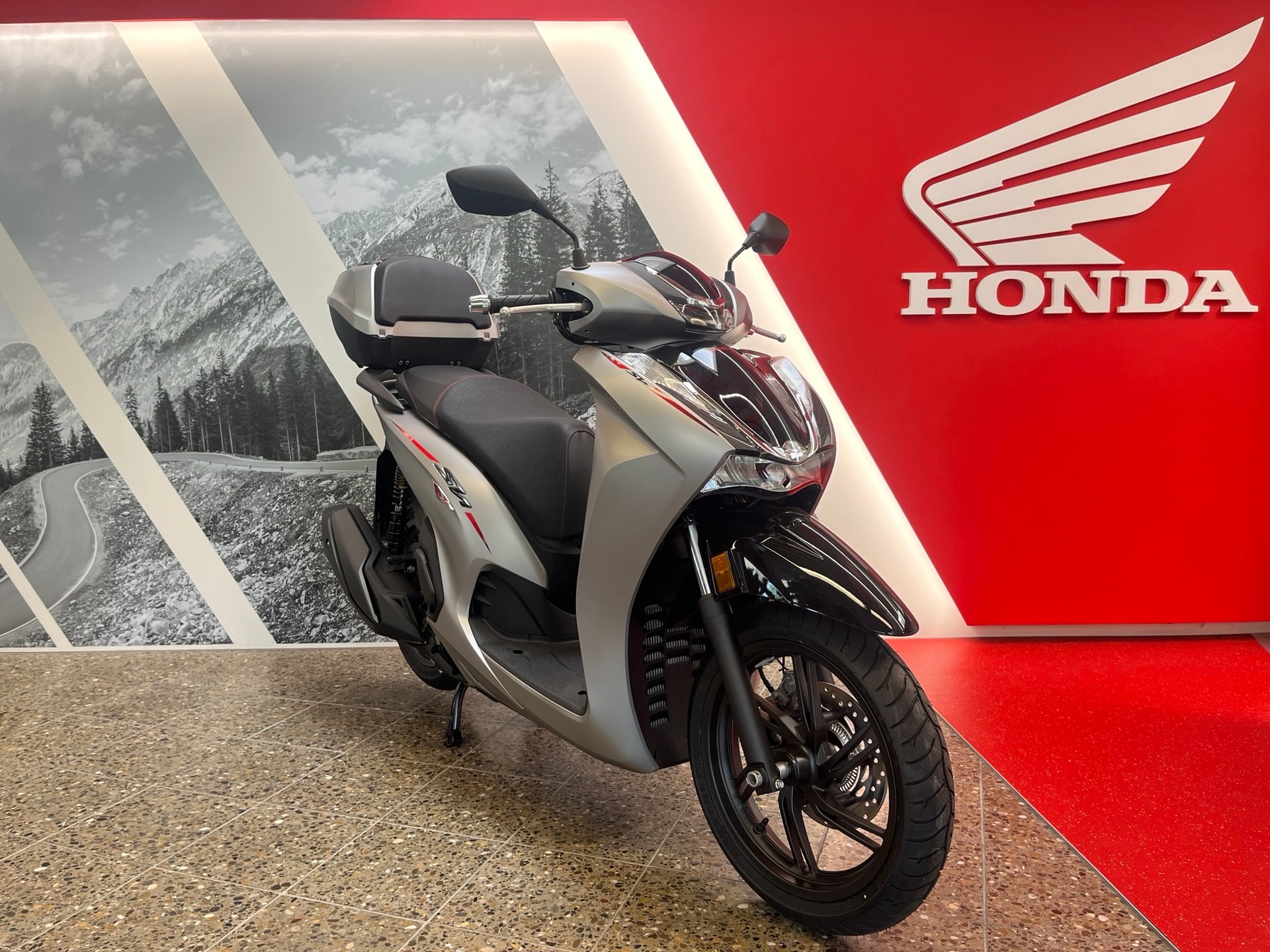 HONDA SH 350 AS Sporty inkl. Windschild und Smart Top-Box-showroom-element-2