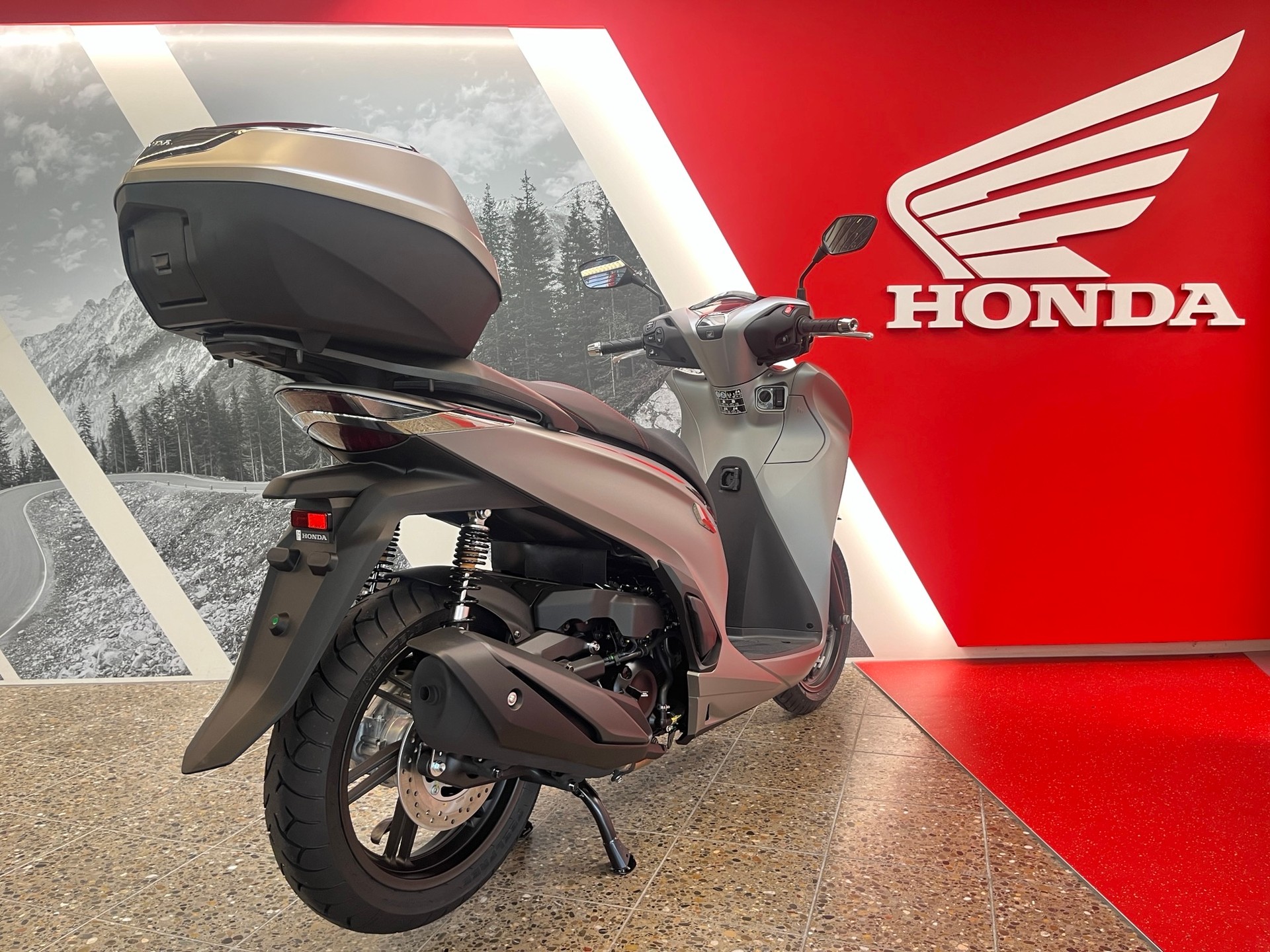 HONDA SH 350 AS Sporty inkl. Windschild und Smart Top-Box-showroom-element-3