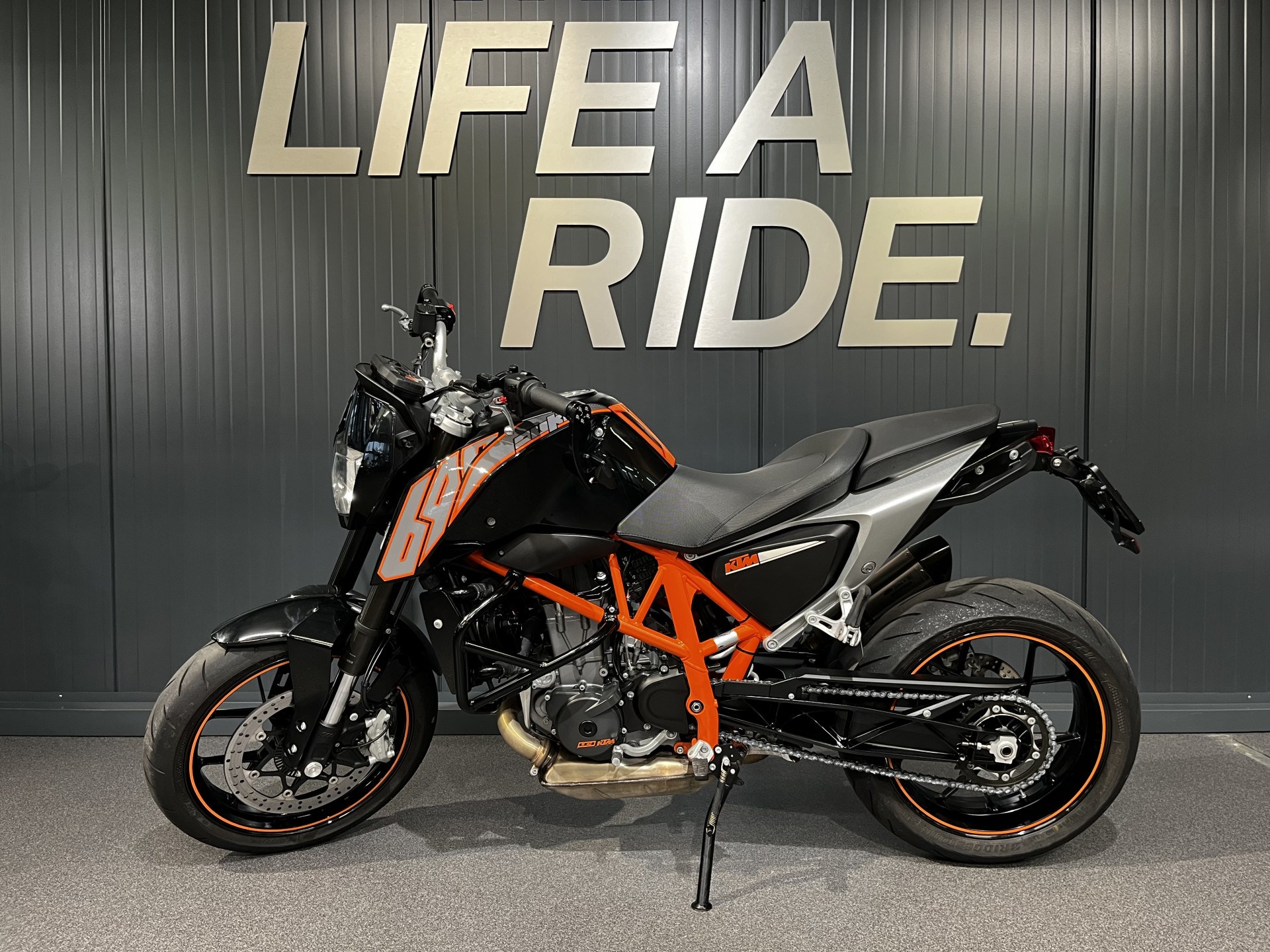 KTM 690 Duke-showroom-element-2
