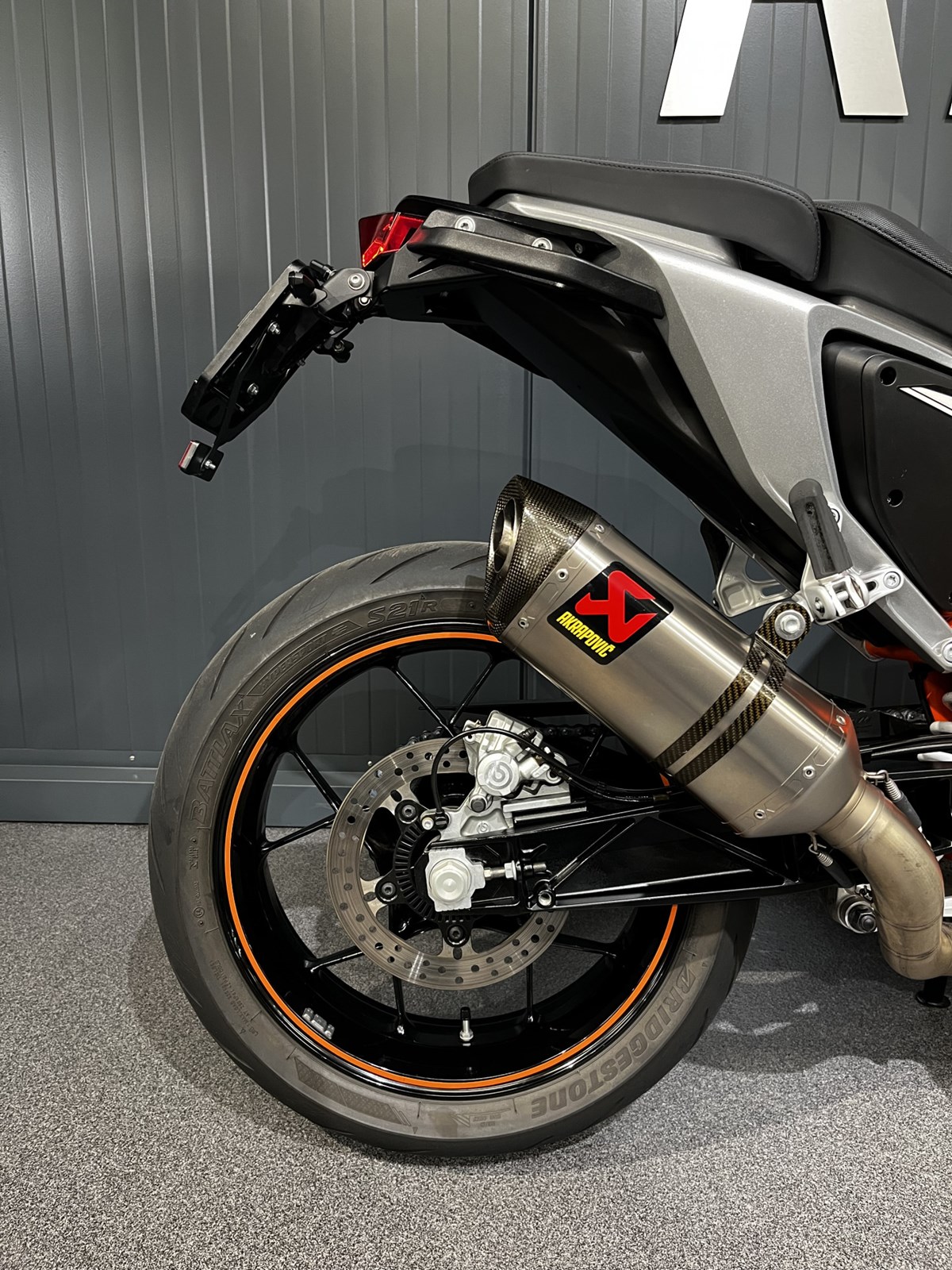 KTM 690 Duke-showroom-element-3