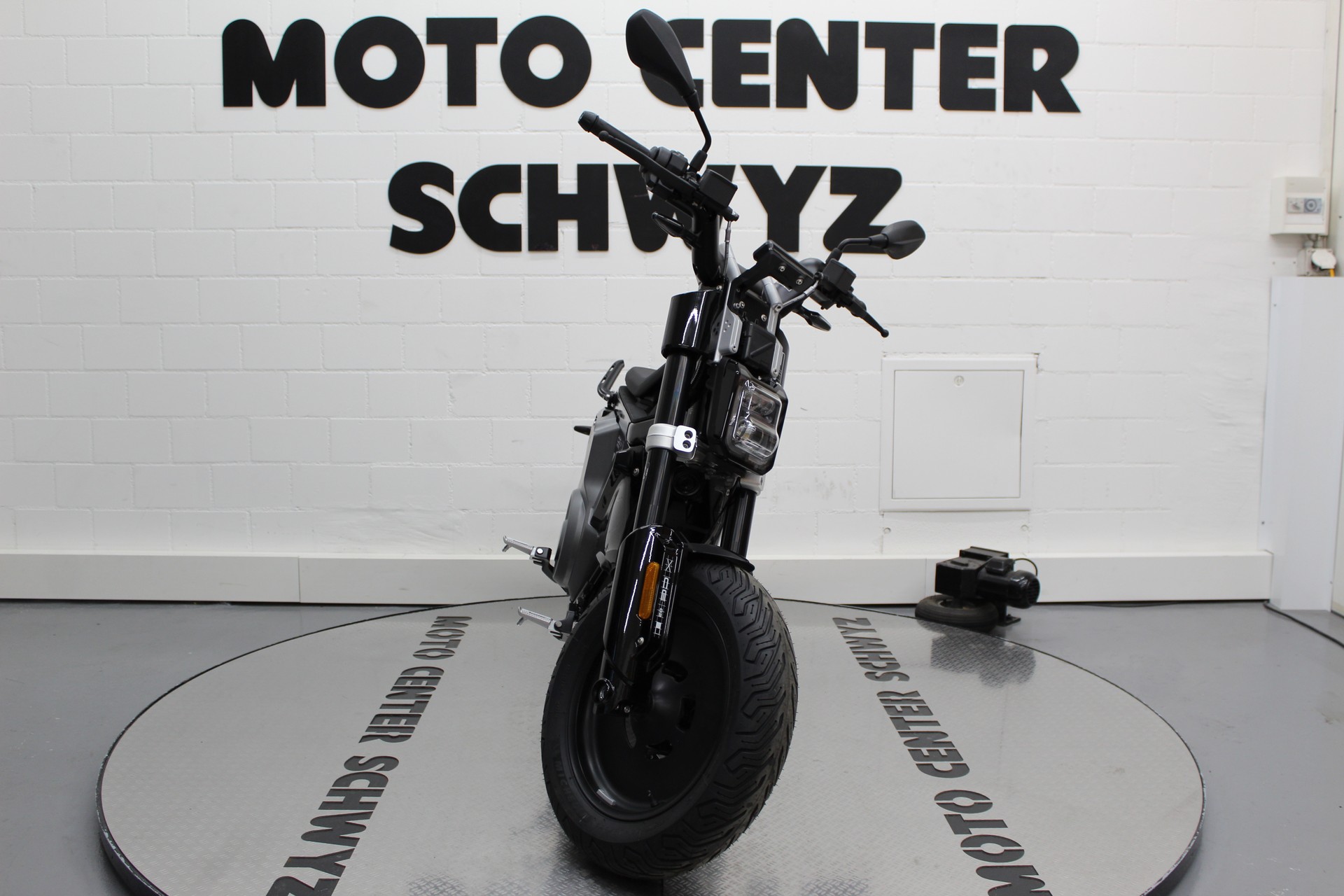 BMW CE 02-showroom-element-2