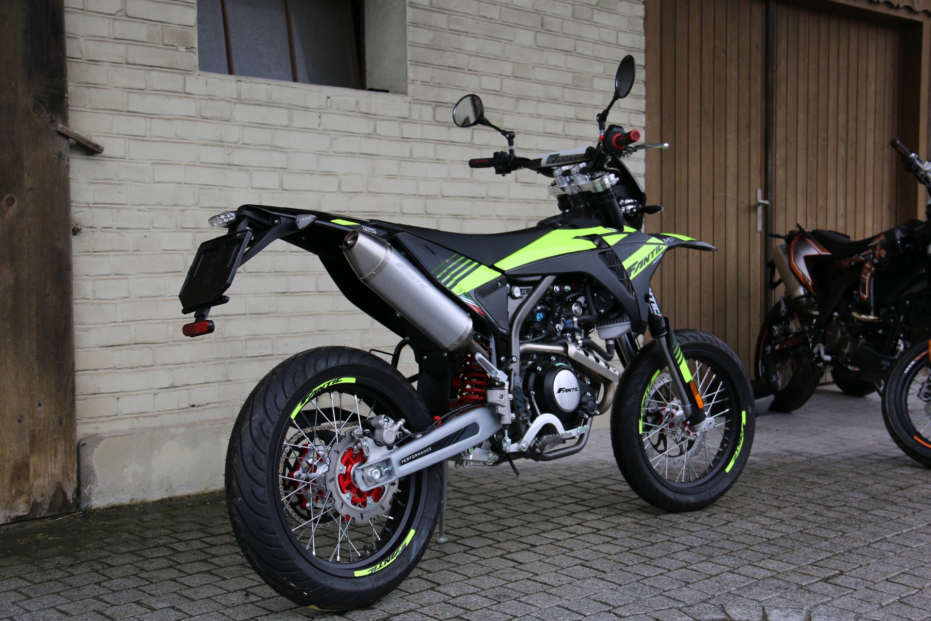 FANTIC XMF 125-image-2