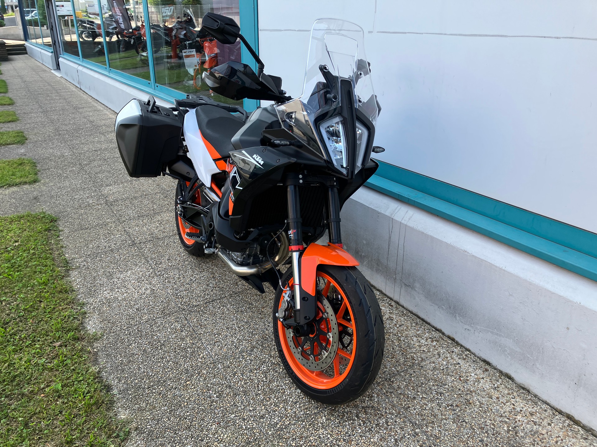 KTM 890 SMT-showroom-element-2