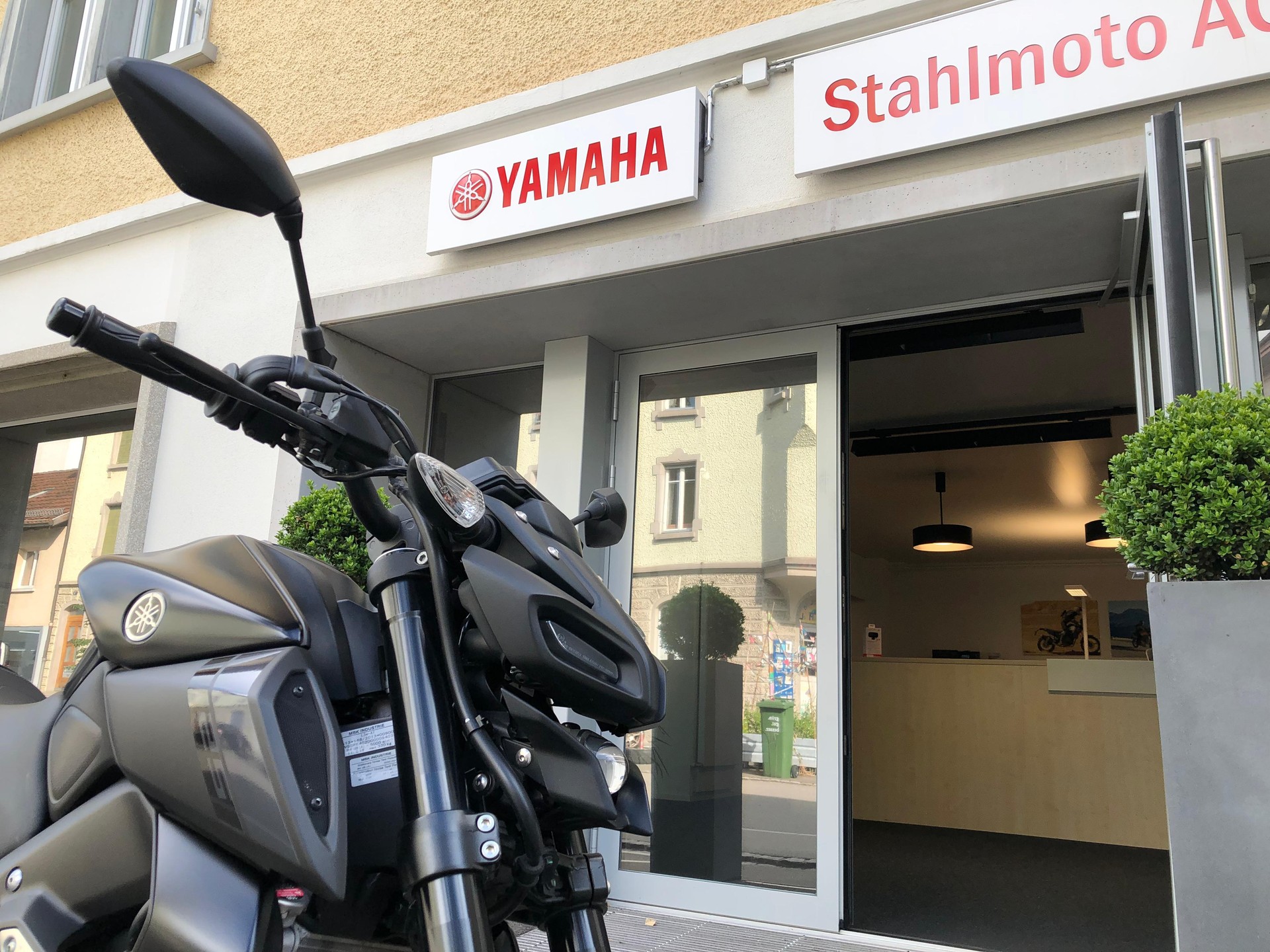 YAMAHA MT-125 ABS-showroom-element-2