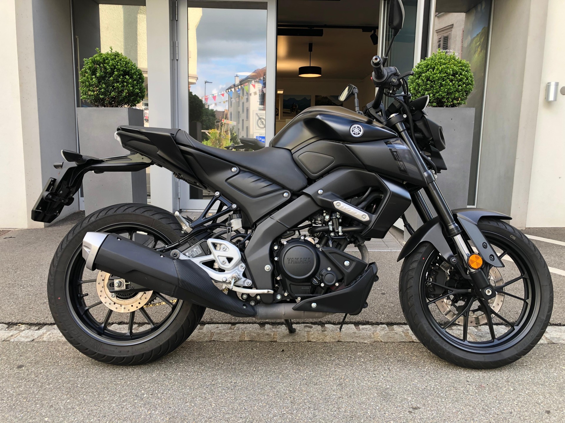 YAMAHA MT-125 ABS-showroom-element-1