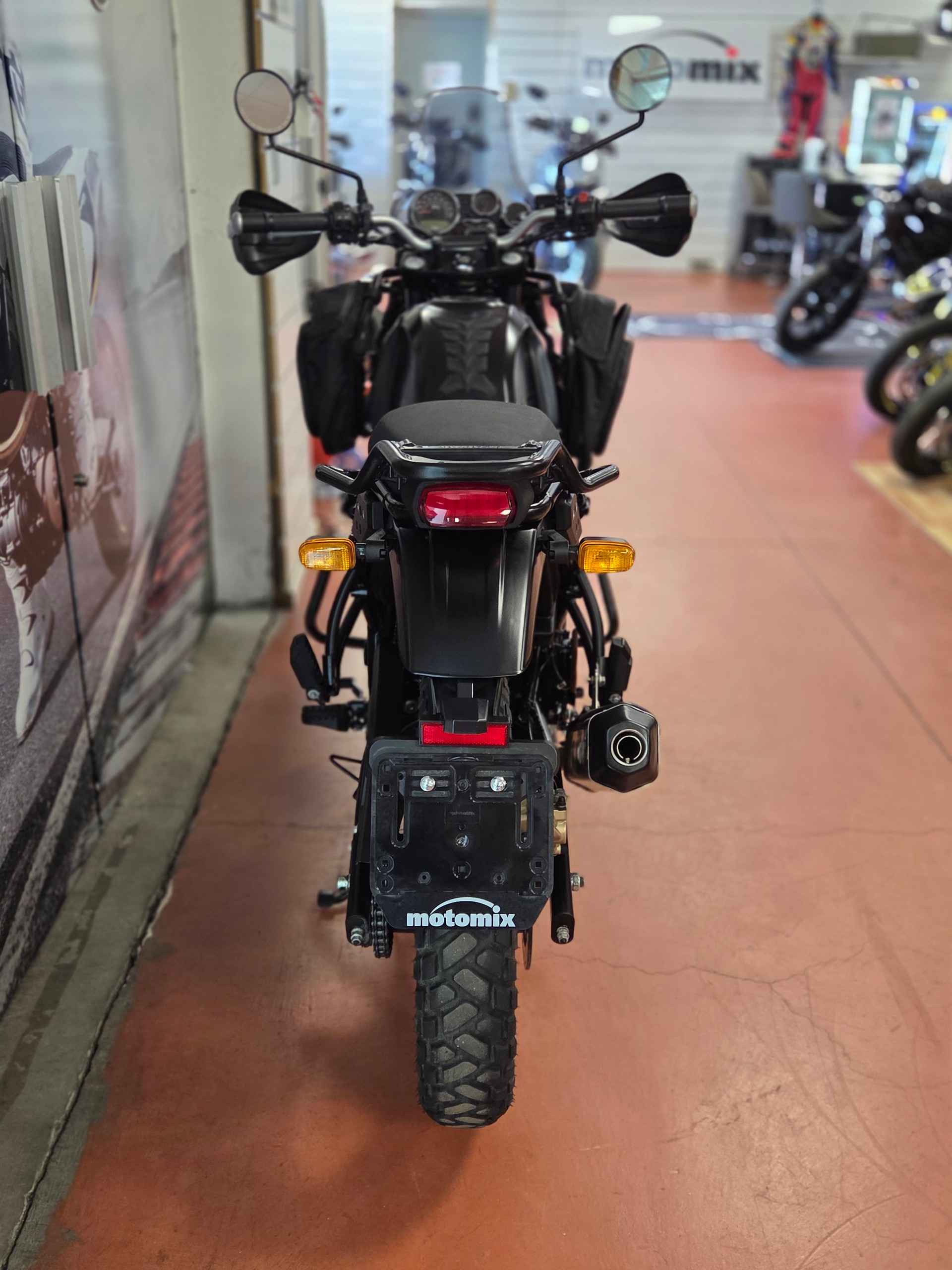 ROYAL ENFIELD HIMALAYAN-showroom-element-3