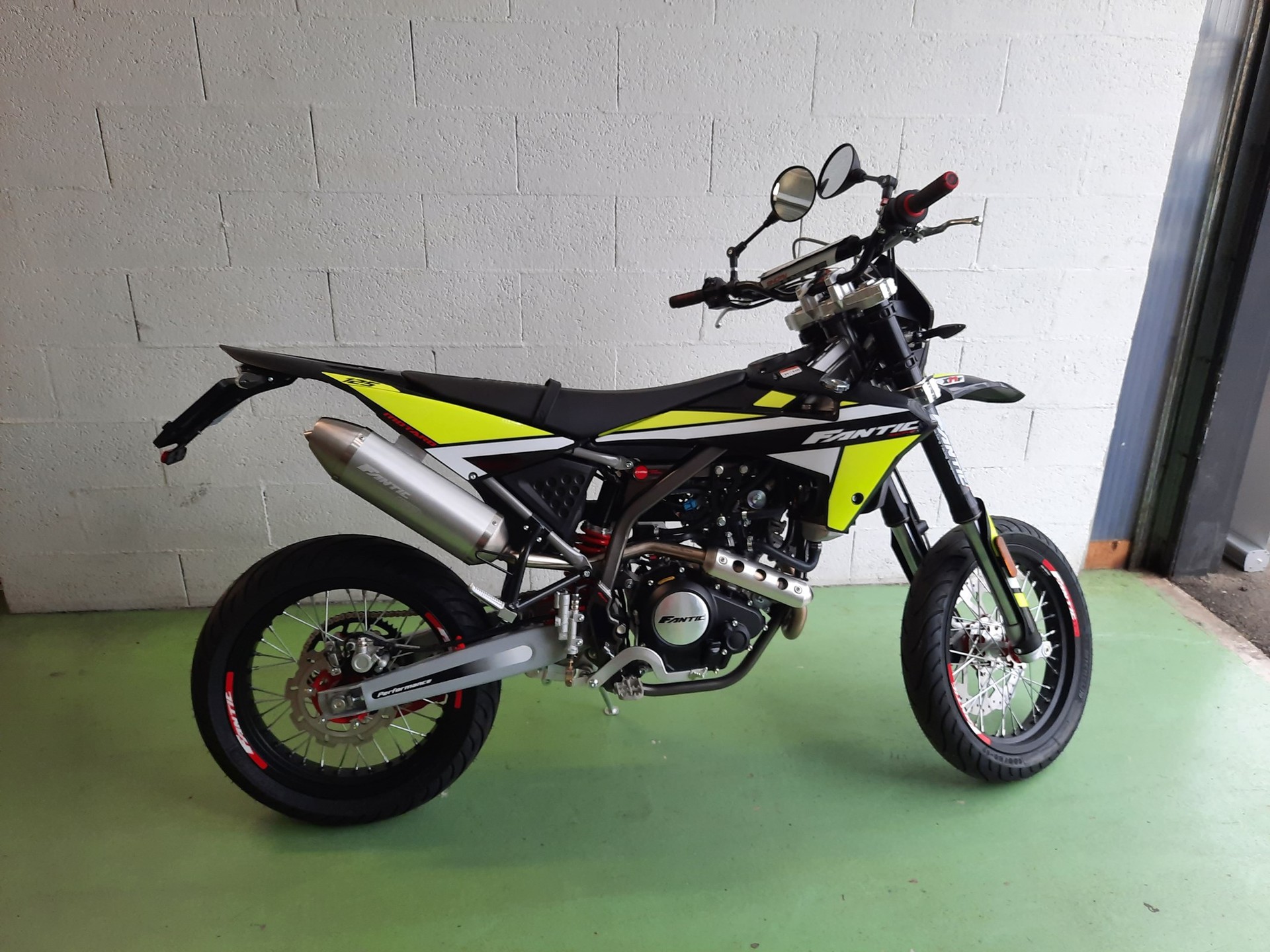 FANTIC XMF 125 Motard-showroom-element-1