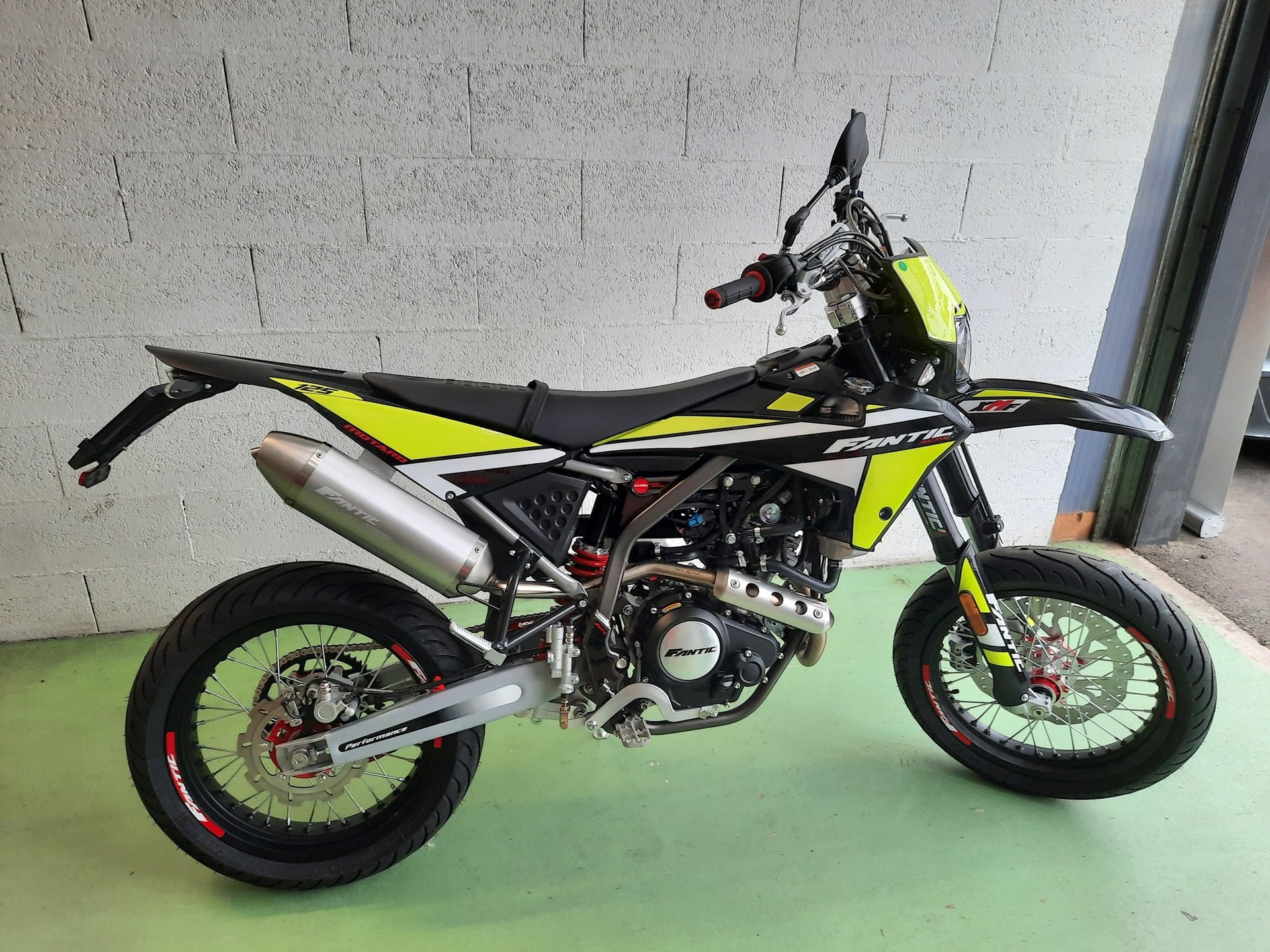 FANTIC XMF 125 Motard-showroom-element-3