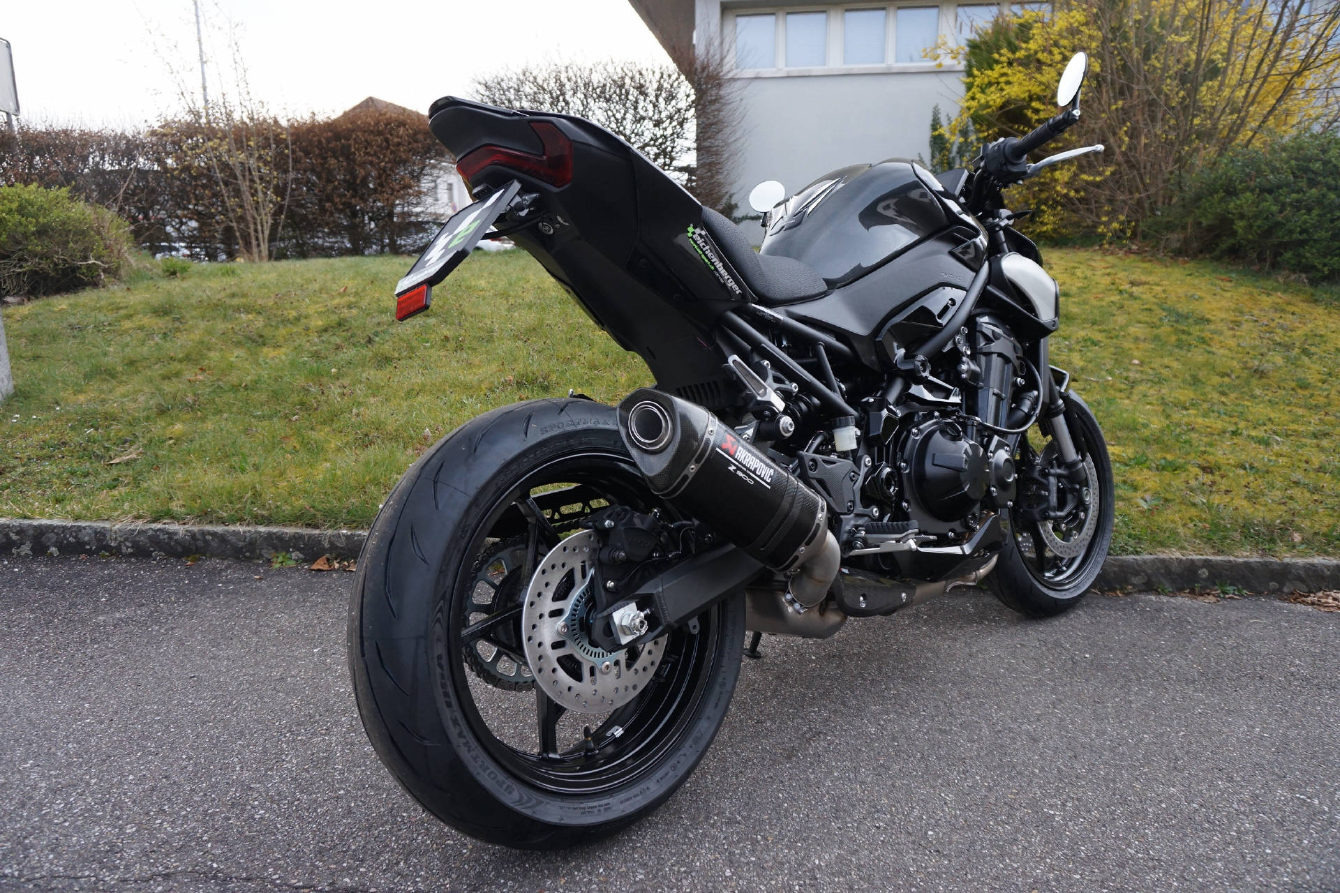 KAWASAKI Z 900 ABS (A2) (35kW) mit Akrapovic Karbon Auspuff-showroom-element-3