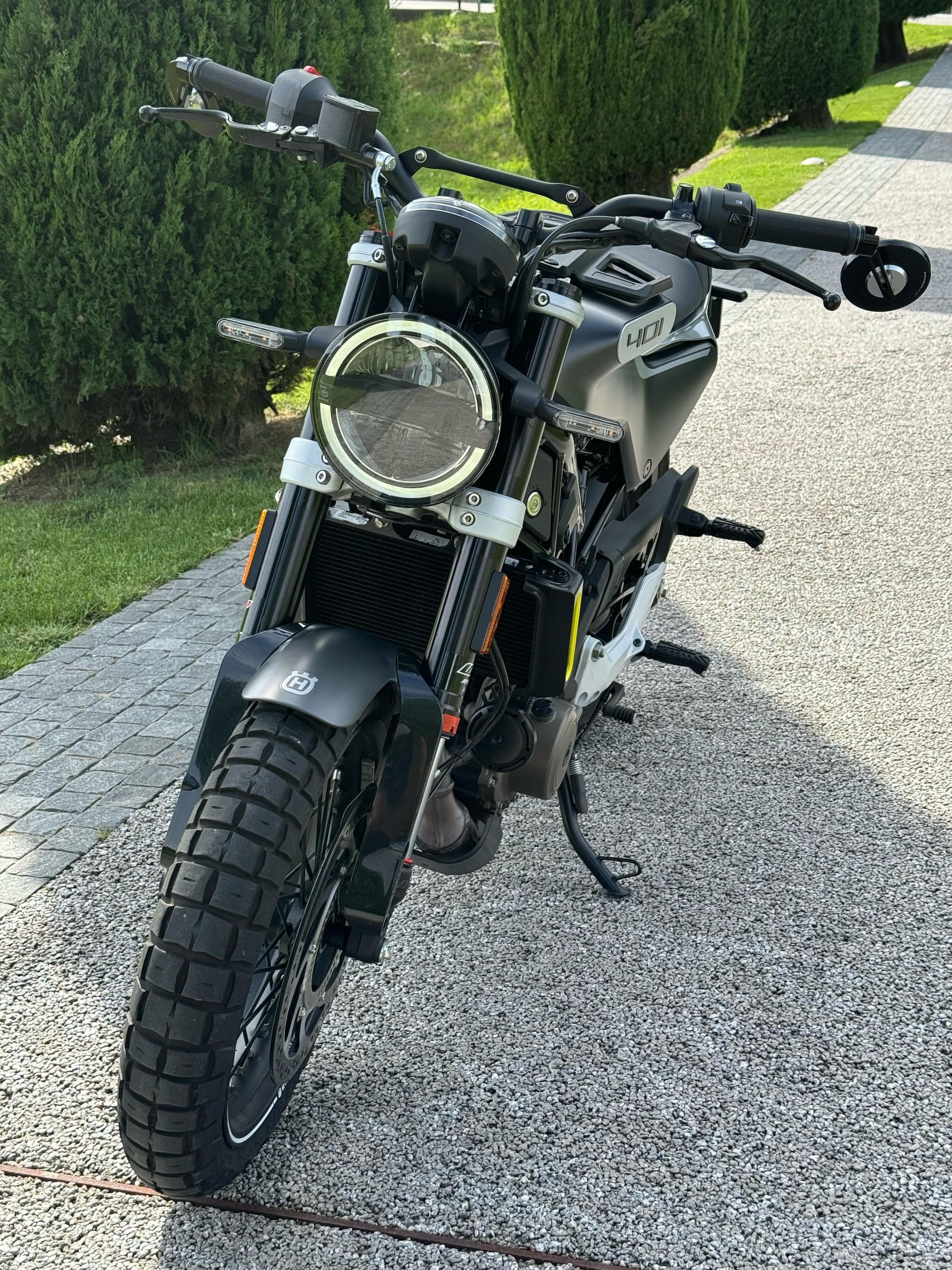 HUSQVARNA Svartpilen 401