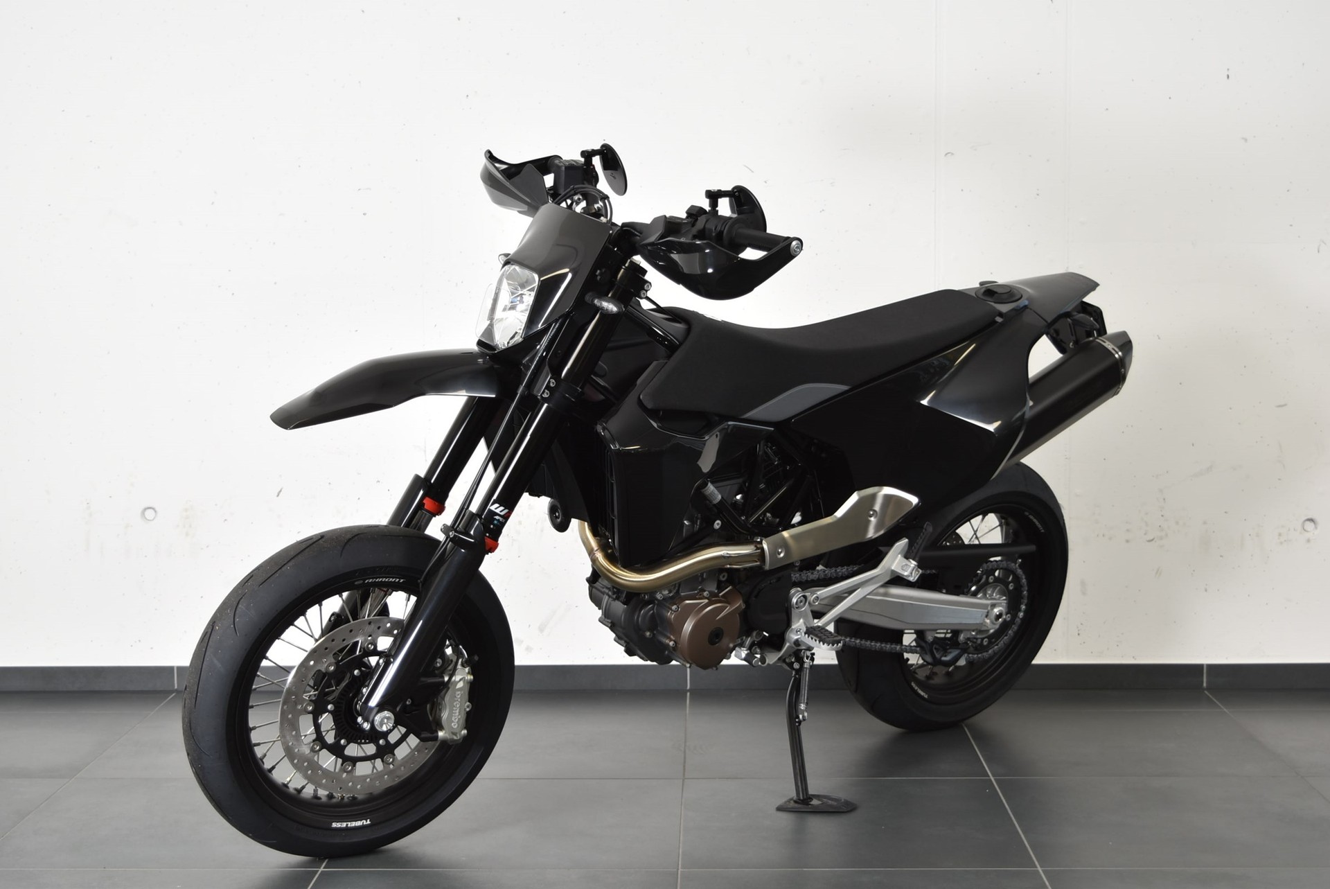 HUSQVARNA 701 Supermoto-showroom-element-1