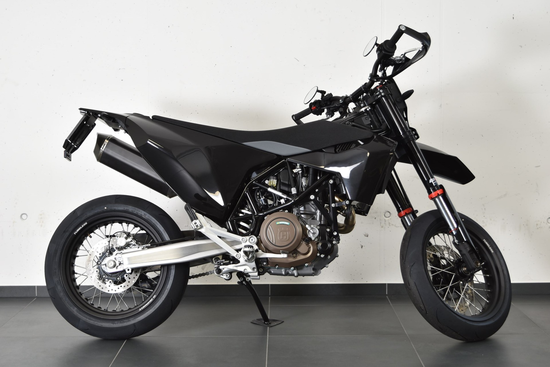 HUSQVARNA 701 Supermoto-showroom-element-2