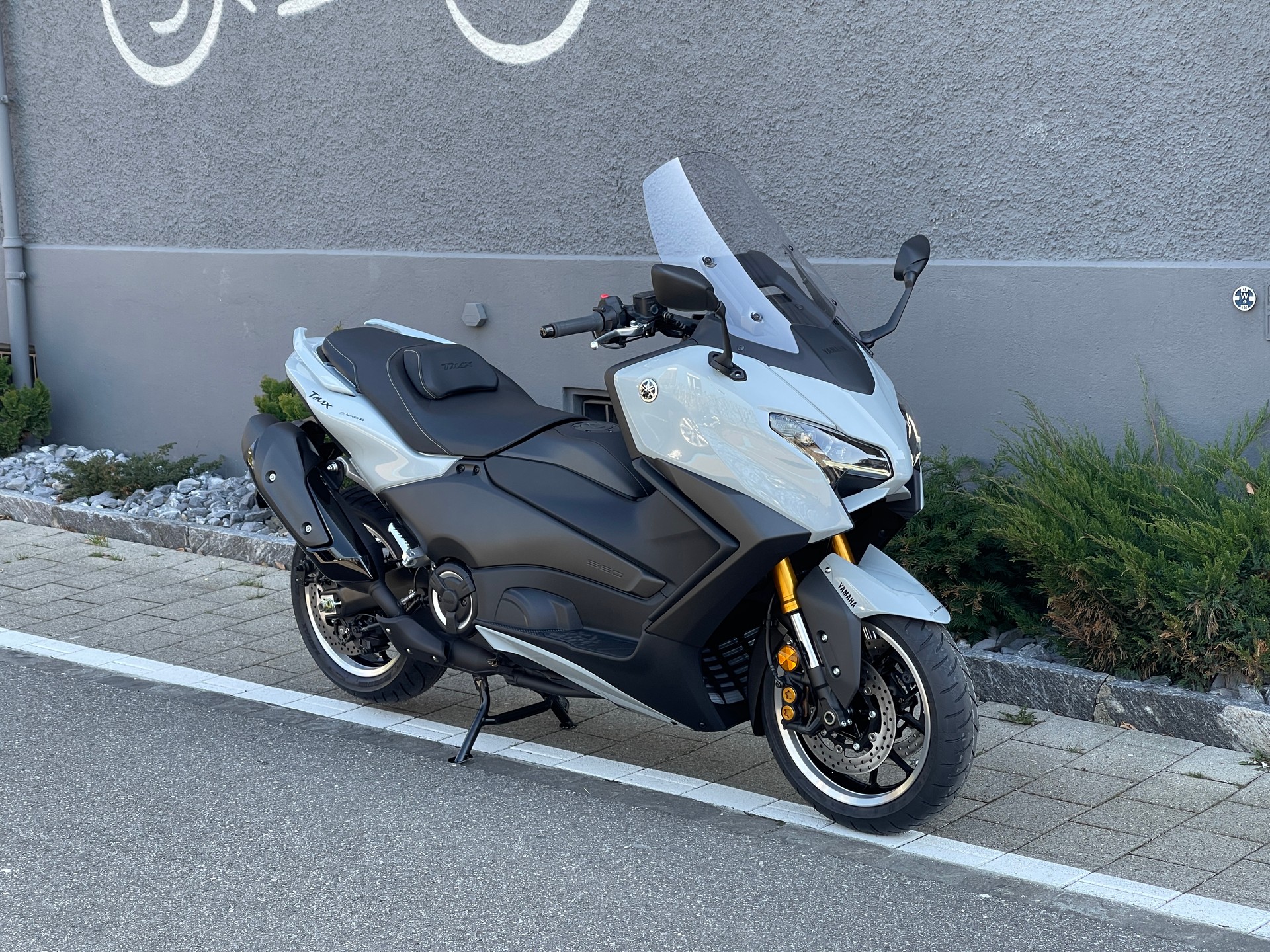 YAMAHA TMAX Tech Max-showroom-element-1