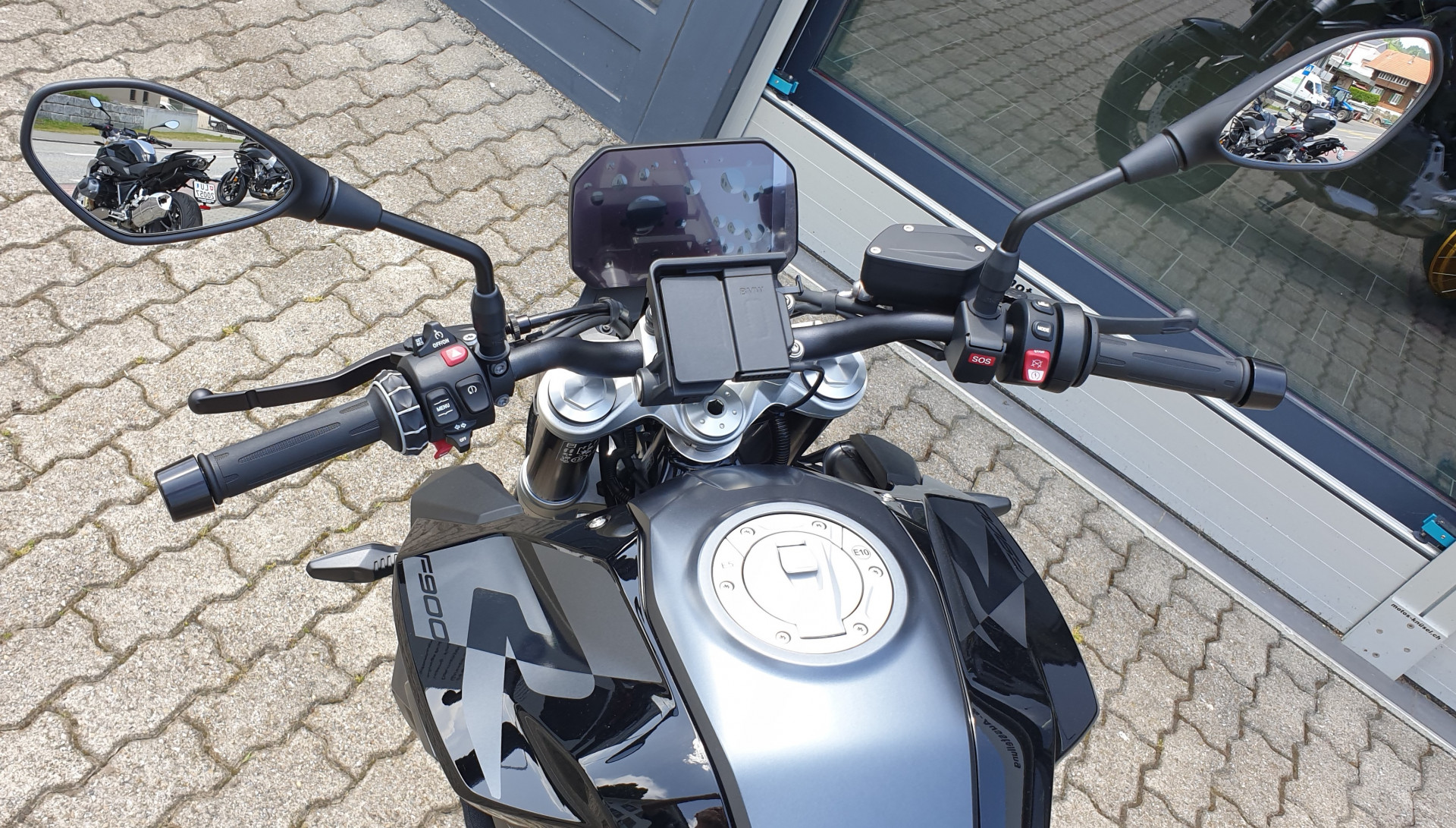 BMW F 900 R A2 Triple Black-showroom-element-2