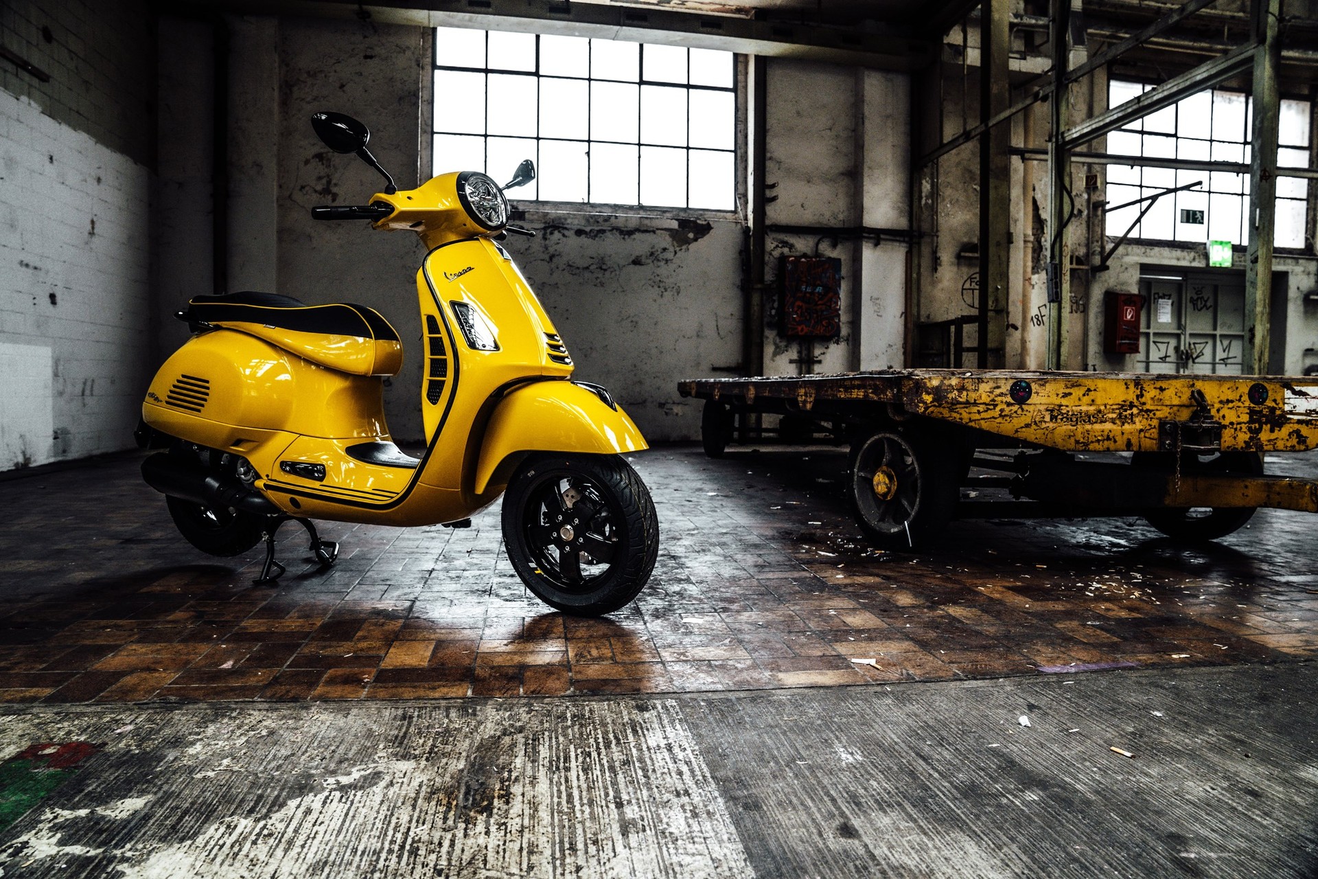 PIAGGIO Vespa GTS 300 HPE Super ABS/ASR-image-1