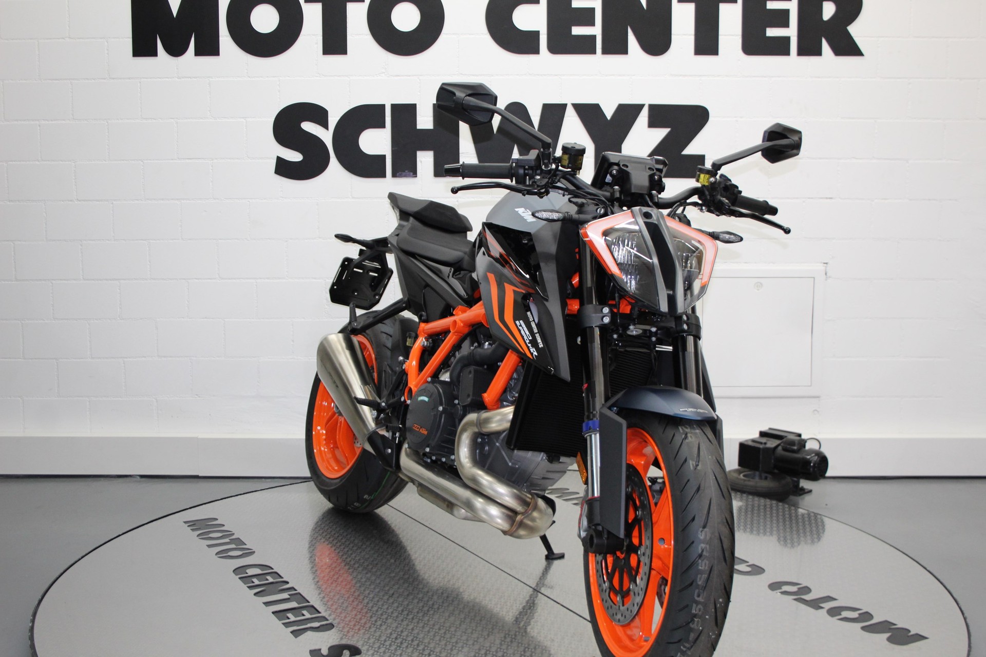 KTM 1290 Super Duke R EVO-showroom-element-2