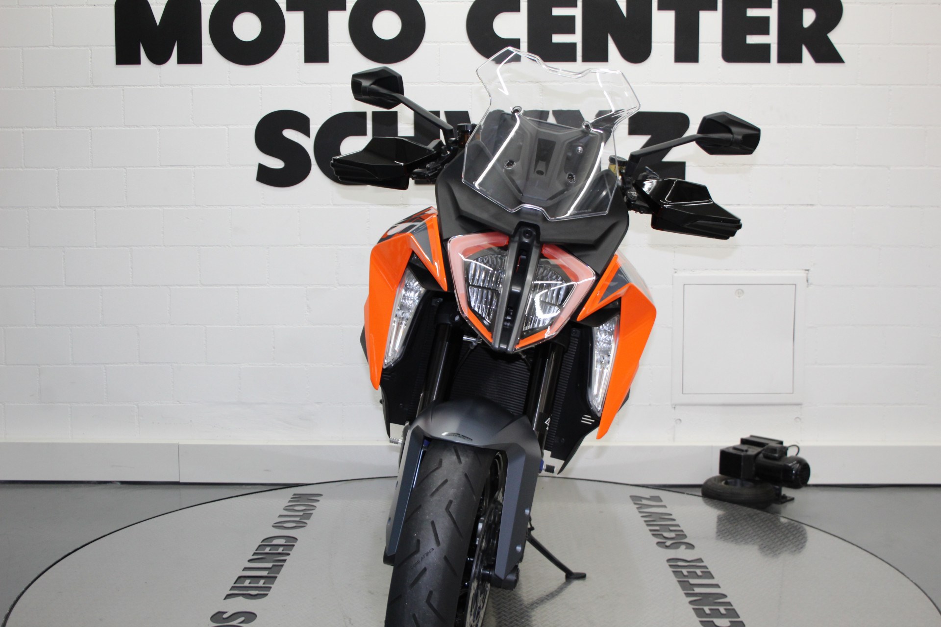 KTM 1290 Super Duke GT-showroom-element-3