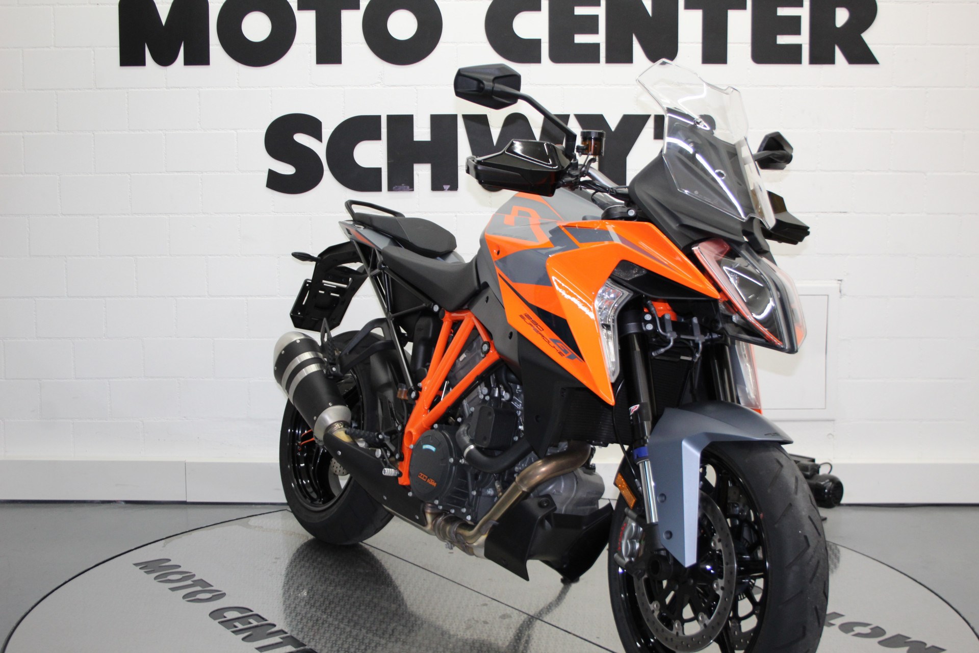 KTM 1290 Super Duke GT-showroom-element-2